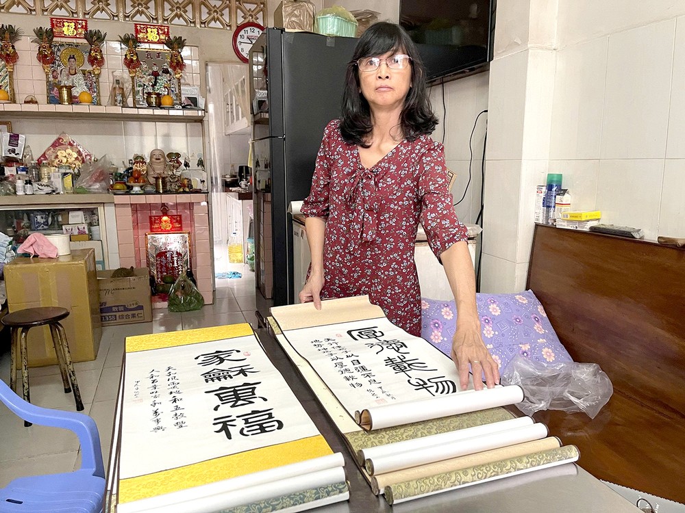 欧阳月艳书法家与她拟用于义卖帮助贫民的作品。