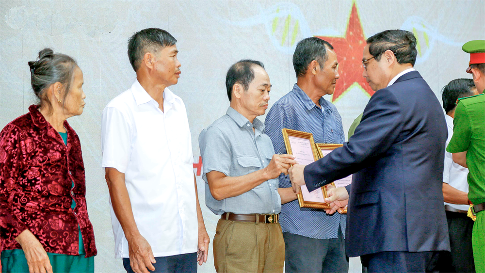 范明政总理向烈士家庭亲属代表颁授鉴定结果通报。