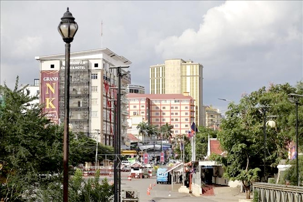 从泰国尖竹汶府空也县帕卡边检站拍摄的柬埔寨（2025年6月16日）。