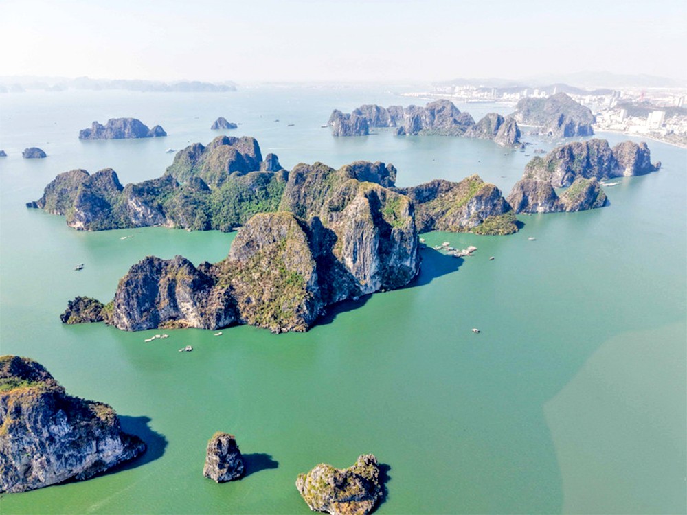 下龙湾拥有1969个岛屿，主要为石灰岩岛屿。