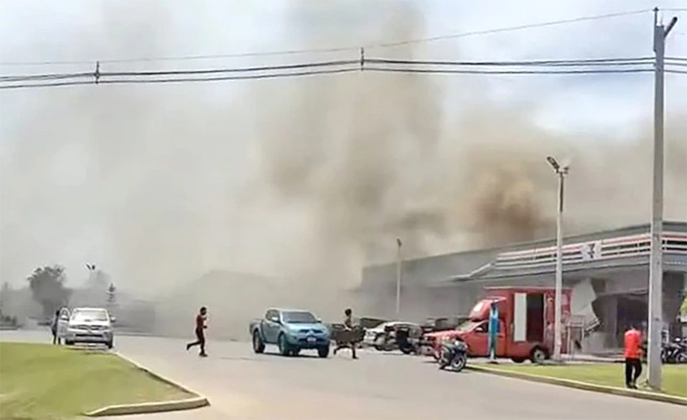 西萨格府一家加油站遭柬埔寨导弹袭击后浓烟滚滚。