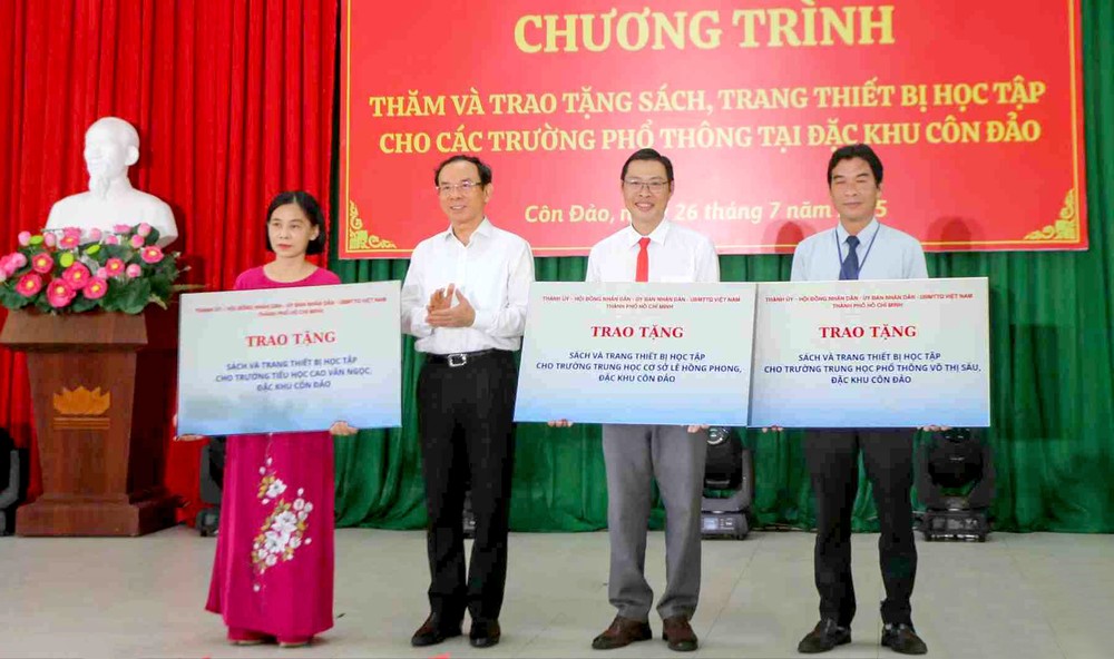 市委书记阮文年向3所学校赠送教学设备。