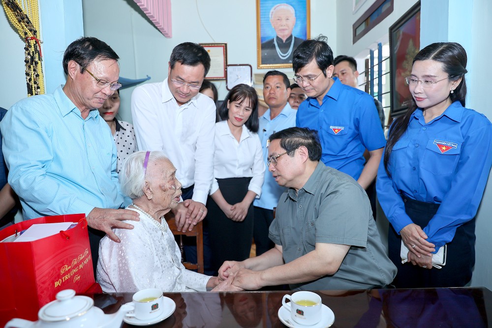 政府总理范明政探望陶氏欢越南英雄母亲。