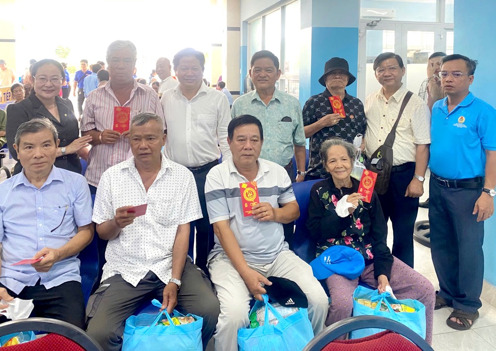 主办单位领导和崇正慈善会馆代表向贫病人家发送礼物。