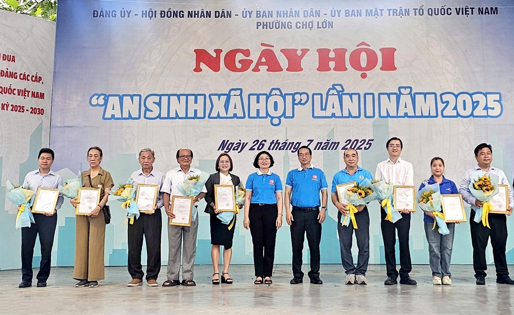 堤岸坊向各赞助单位赠送鲜花及感谢状以表谢意。