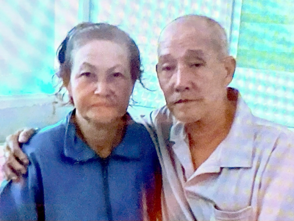 手术前的湛国华与在医院陪伴的何小萍。