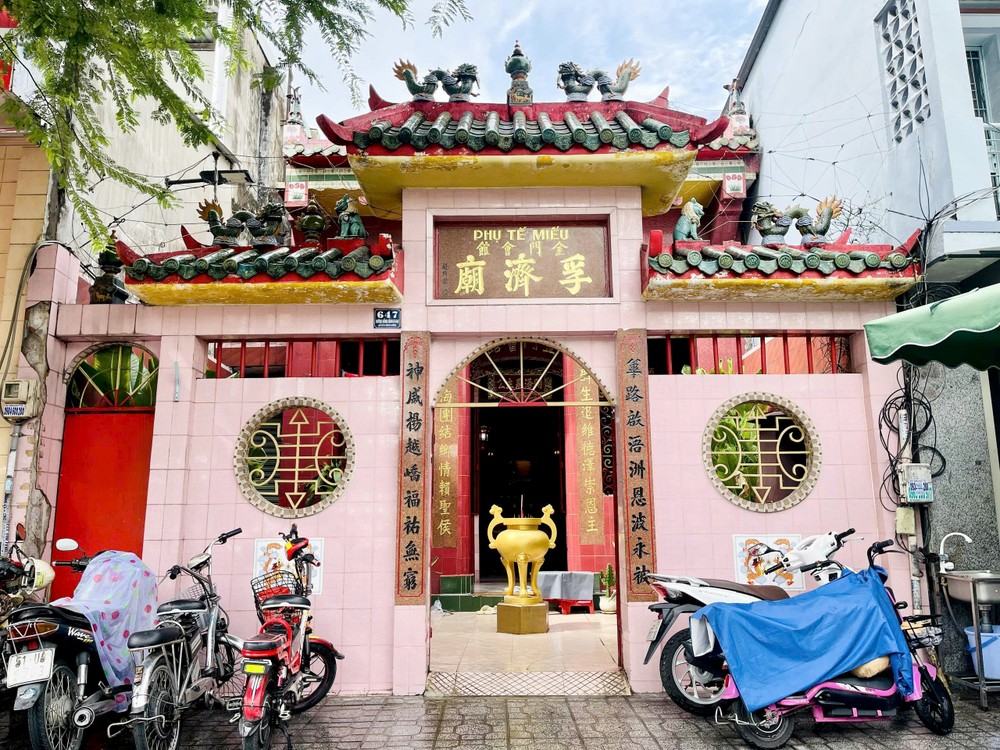 位于原第六郡第二坊鸿庞街647号的金门会馆-孚济庙外观。