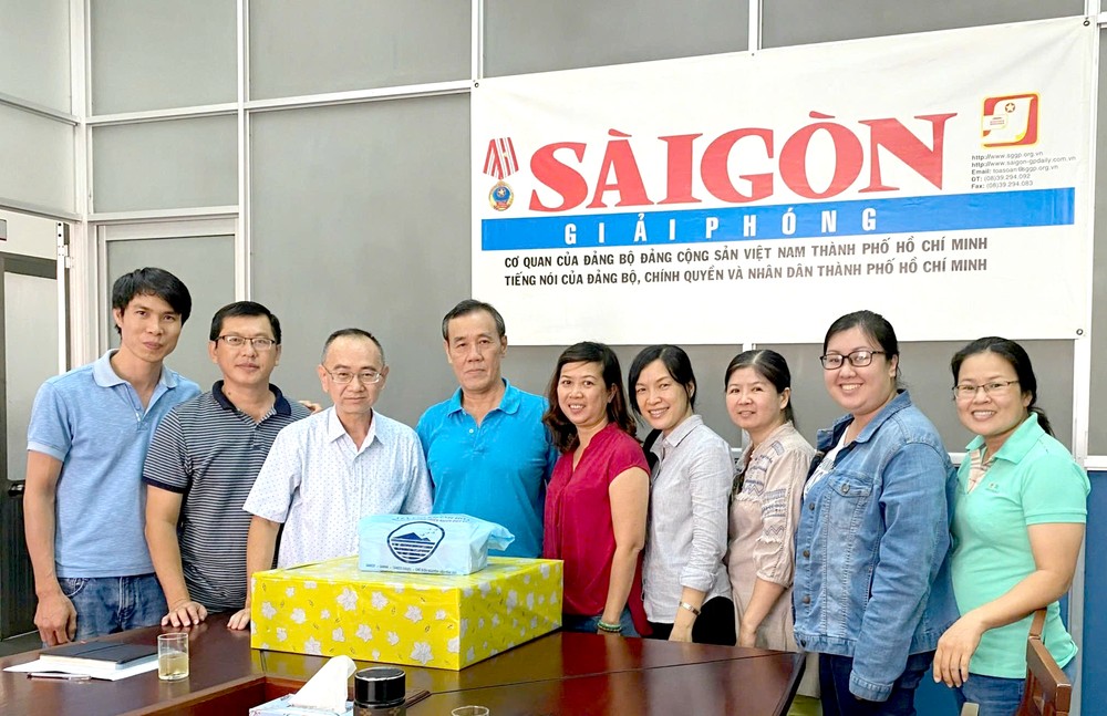 本文作者（左四）退休时接受同事们的祝贺。