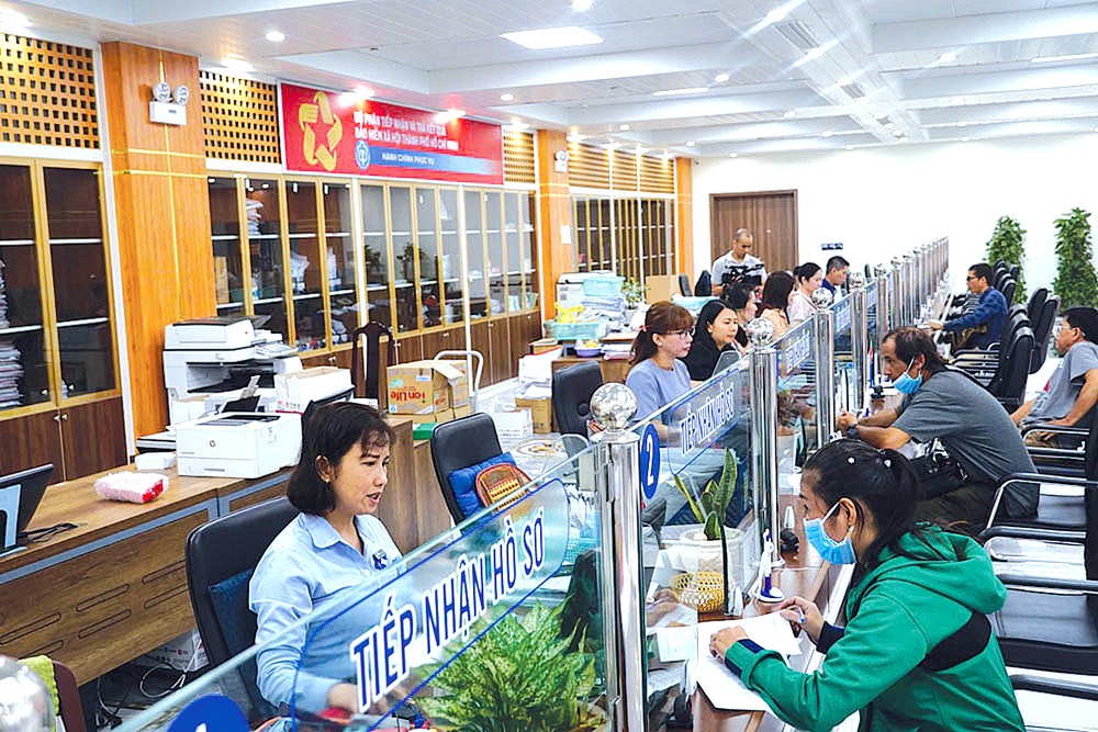 市民在本市社保机关办理手续。