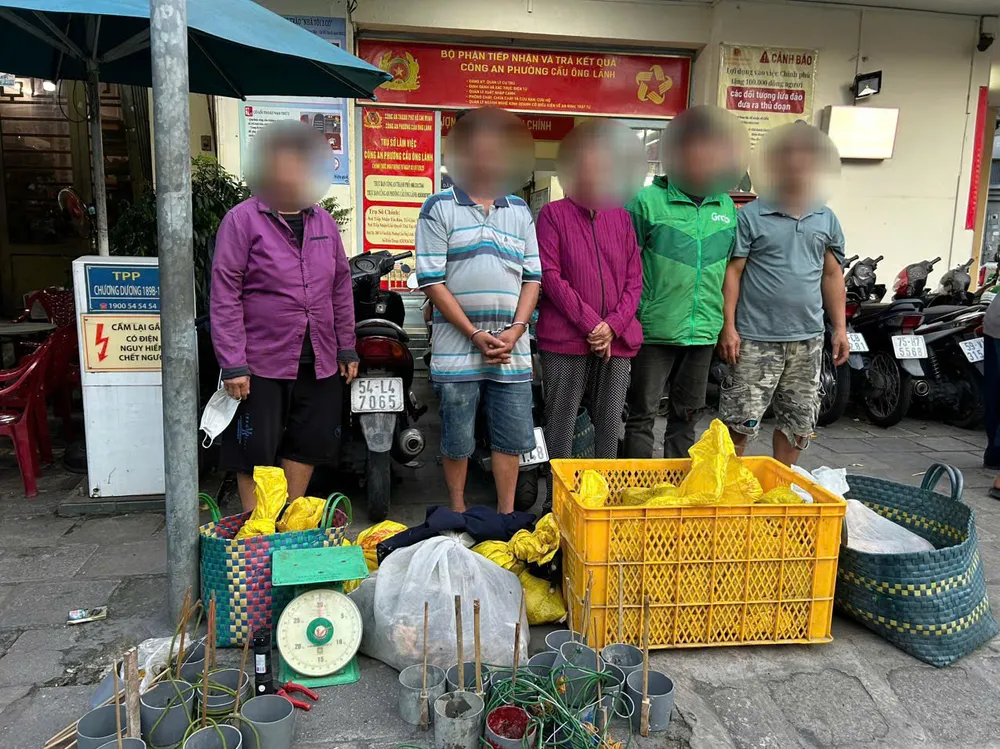 Ảnh 1 - Các đối tượng và tang vật thu giữ.jpg