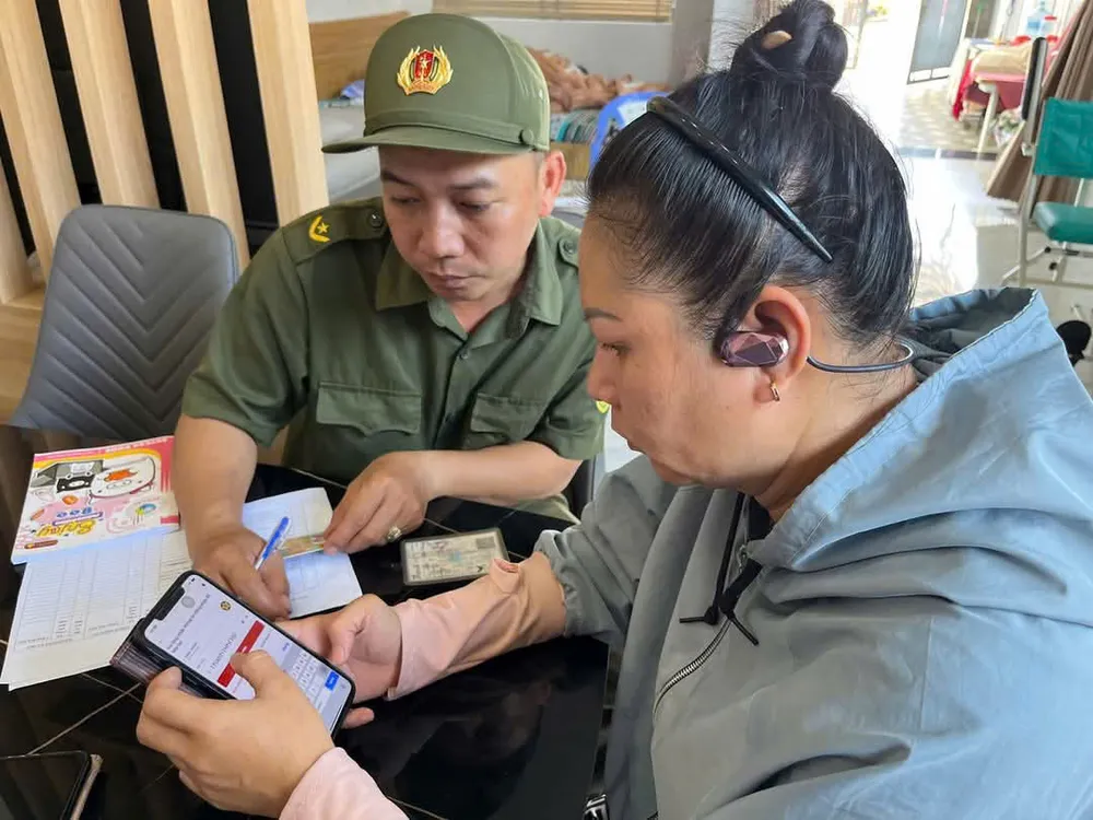 Lực lượng chức năng xã Hồ Tràm (TPHCM) hướng dẫn người dân tích hợp dữ liệu đất đai vào ứng dụng VNeID