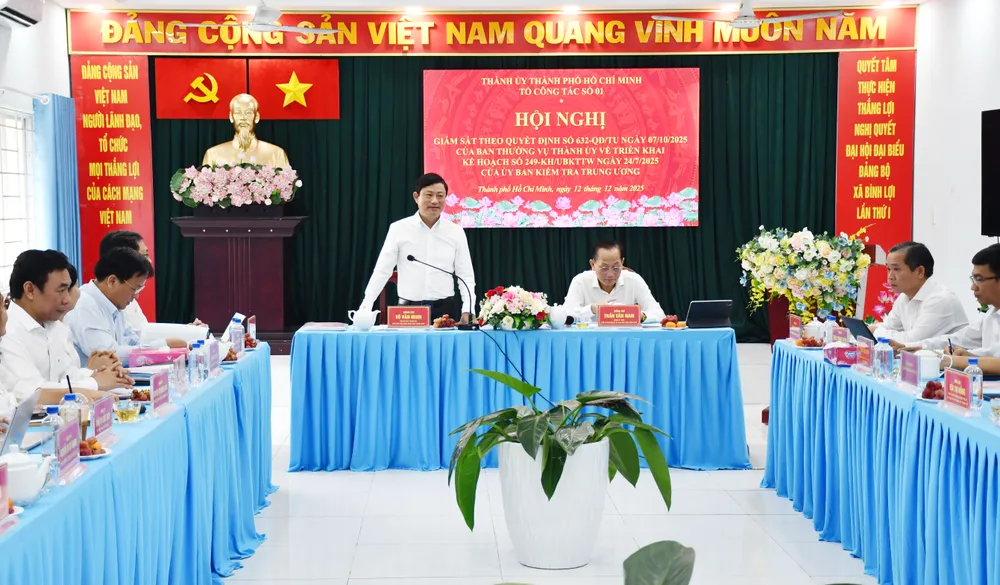 Đồng chí Võ Văn Minh, Phó Bí thư Thành ủy, Chủ tịch HĐND TPHCM, làm tổ trưởng giám sát tại xã Bình Lợi