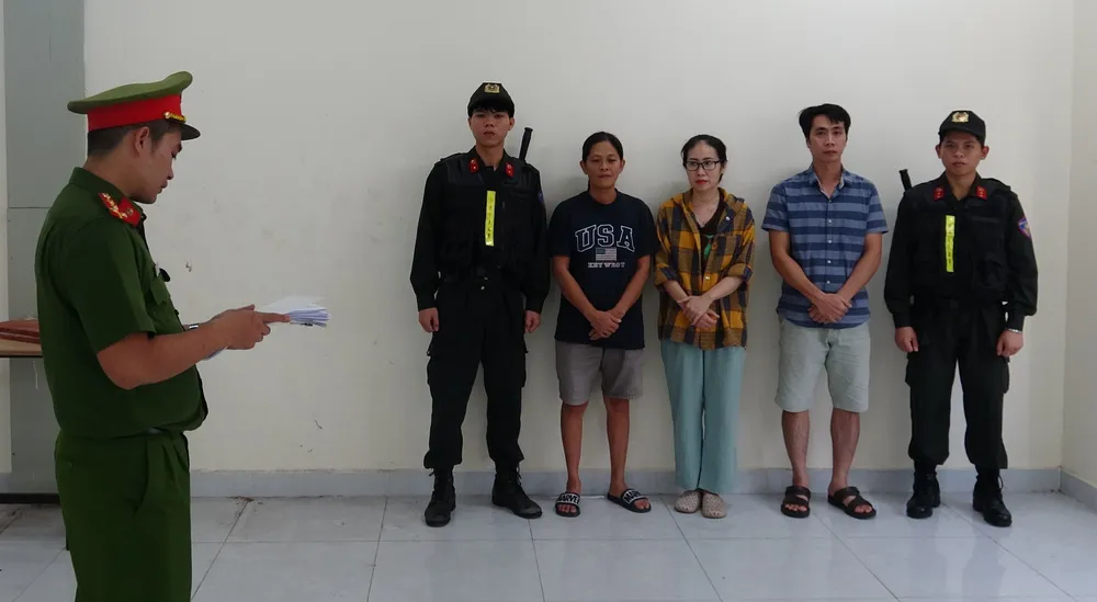 Từ trái qua Võ Thị Thu Oanh, Tăng Thị Mỹ Hoa, Tăng Hoàng Vinh.JPG