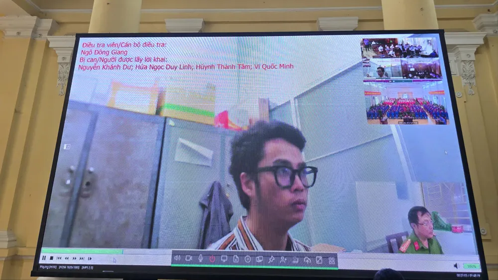 Tại phần tranh luận, VKSND TPHCM trình chiếu video ghi âm ghi hình lời khai của một bị cáo trong vụ án VN10. Ảnh: SONG MAI