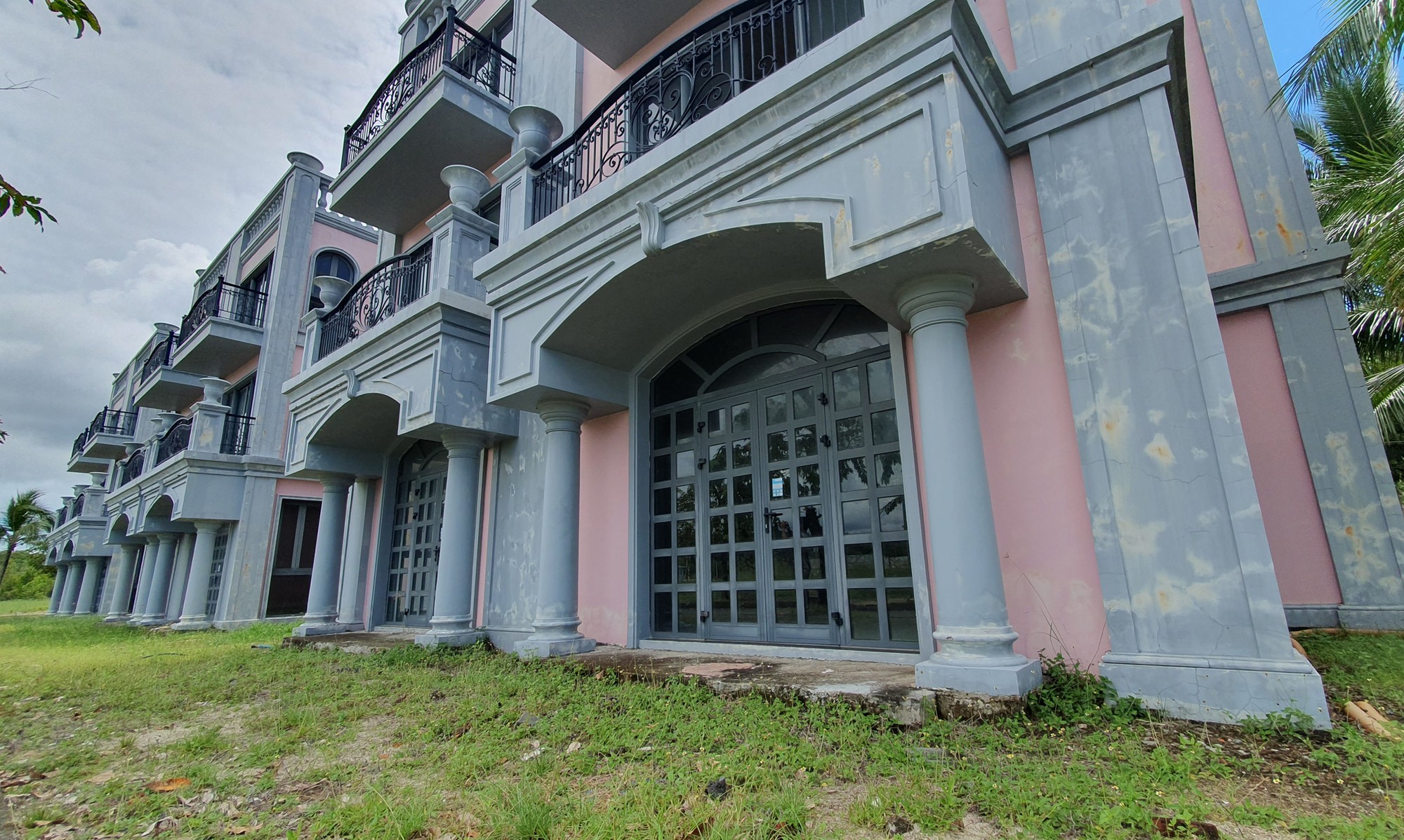 Những căn biệt thự hướng biển trị giá cả chục tỷ đồng được sơn màu xanh dần chuyển sang màu xám sậm sau nhiều năm không có người ở. Ảnh: QUỐC BÌNH ảnh 4 Những căn biệt thự hướng biển trị giá cả chục tỷ đồng được sơn màu xanh dần chuyển sang màu xám sậm sau nhiều năm không có người ở. Ảnh: QUỐC BÌNH ảnh 4