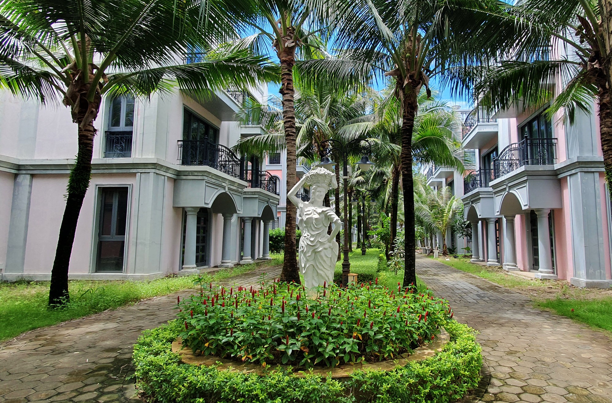 Cả khu biệt thự cao cấp chỉ có bức tượng câm lặng đứng trơ bao mùa mưa nắng. Ảnh: QUỐC BÌNH ảnh 6 Cả khu biệt thự cao cấp chỉ có bức tượng câm lặng đứng trơ bao mùa mưa nắng. Ảnh: QUỐC BÌNH ảnh 6