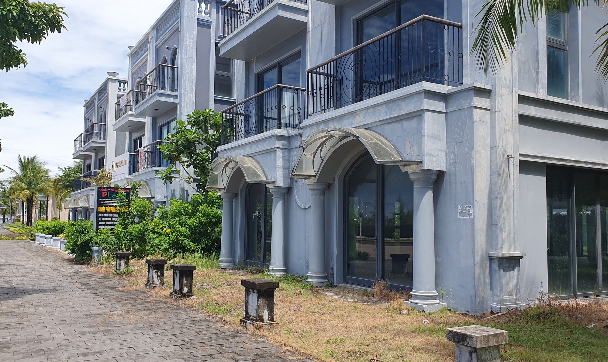 Khu biệt thự nghỉ dưỡng cao cấp, nhưng không có một bóng người. Ảnh: QUỐC BÌNH ảnh 5 Khu biệt thự nghỉ dưỡng cao cấp, nhưng không có một bóng người. Ảnh: QUỐC BÌNH ảnh 5