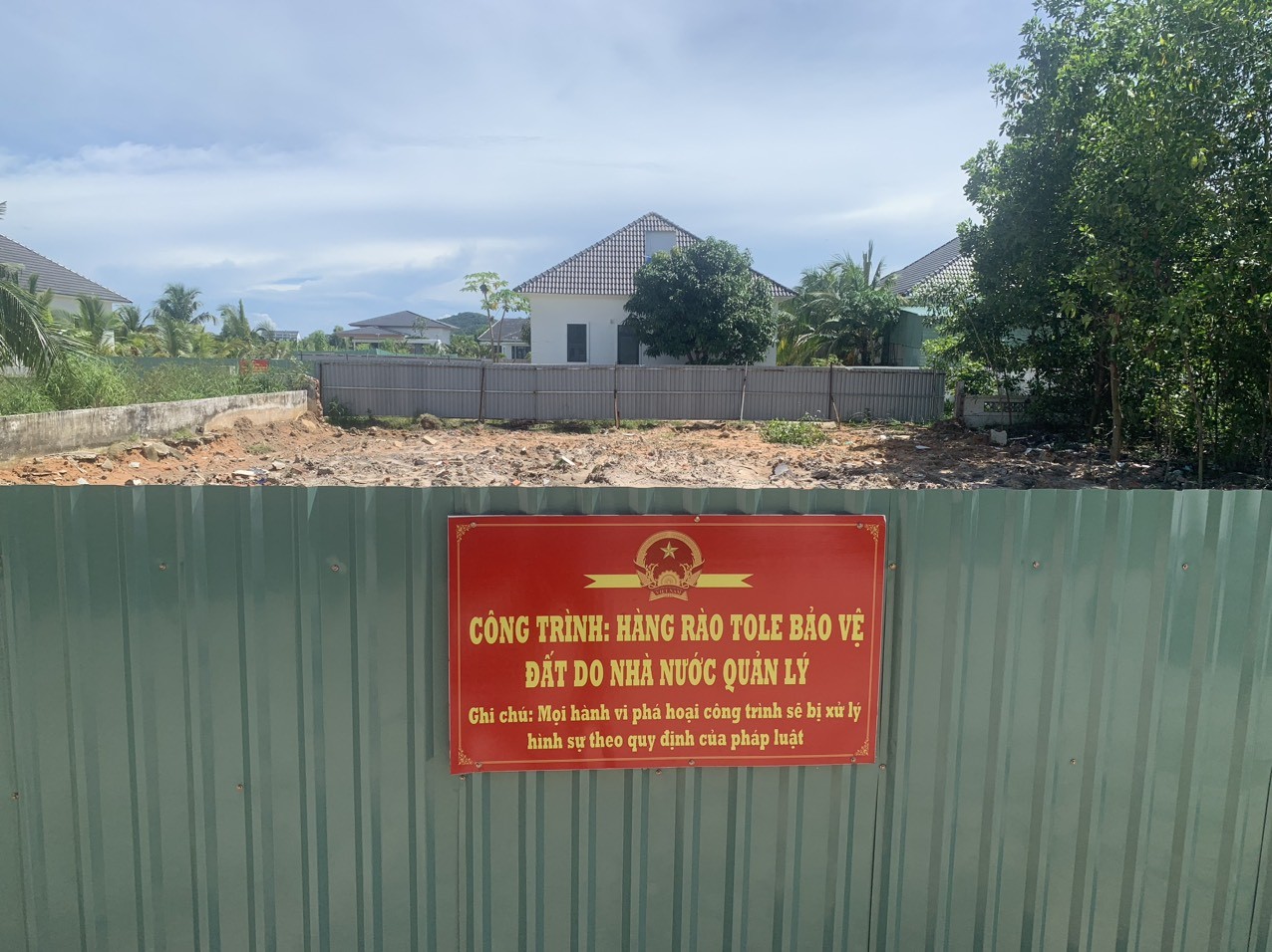 Một khu đất do Nhà nước quản lý, nhưng người dân vào chiếm xây biệt thự, tồn tại nhiều năm vừa bị chính quyền địa phương xử lý và gắn biển cảnh báo. Ảnh: QUỐC BÌNH ảnh 2 Một khu đất do Nhà nước quản lý, nhưng người dân vào chiếm xây biệt thự, tồn tại nhiều năm vừa bị chính quyền địa phương xử lý và gắn biển cảnh báo. Ảnh: QUỐC BÌNH ảnh 2