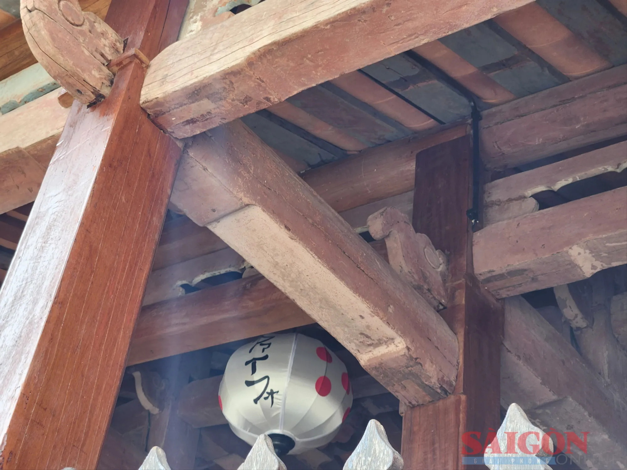 Vật liệu thay thế phải tương đương, bao gồm cả sơn phết hoàn thiện. Ảnh: NGUYỄN CƯỜNG chua-cau-hoi-an-4.jpg
