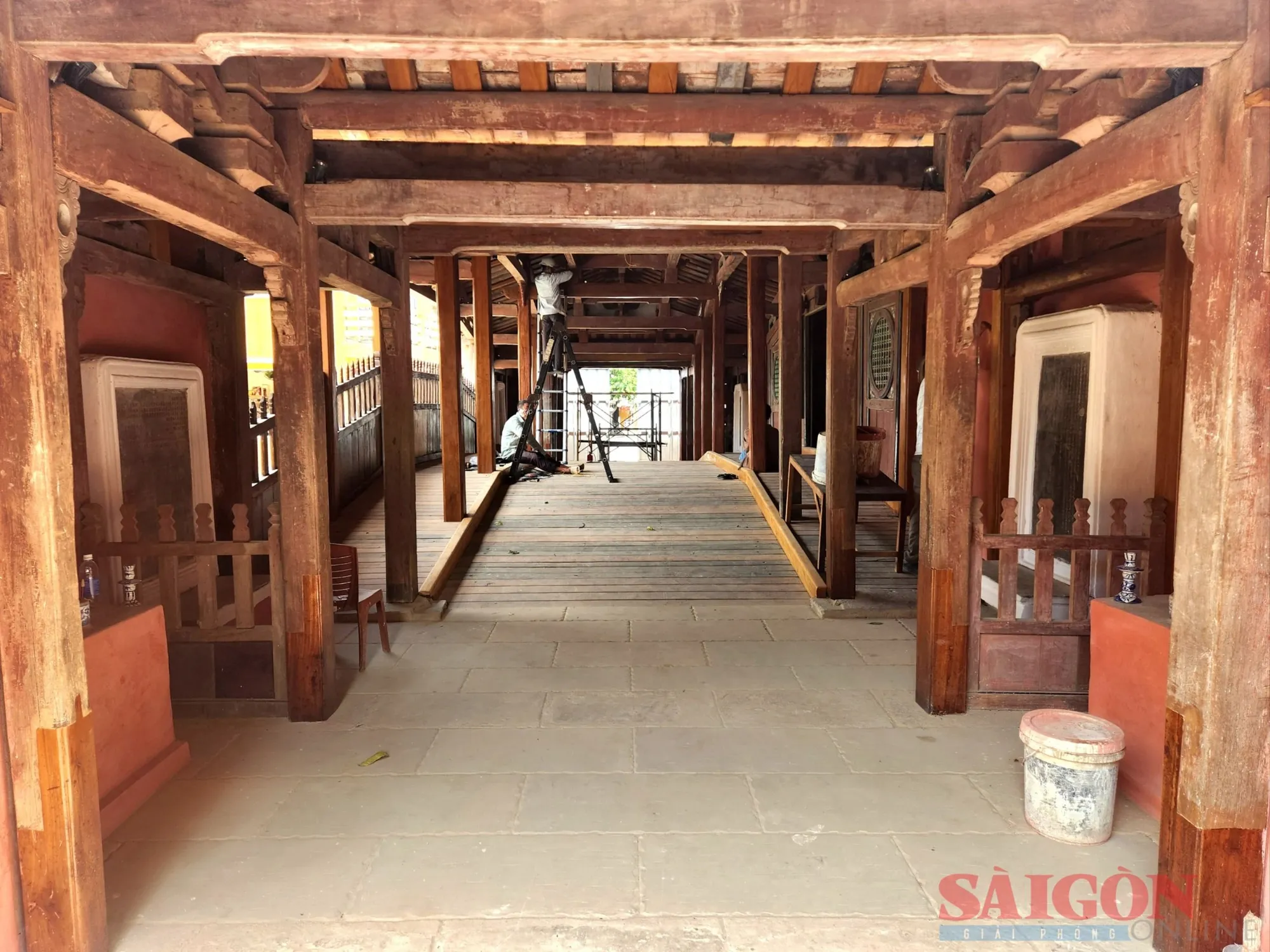 Các hạng mục cuối cùng đang được gấp rút hoàn thiện để đầu tháng 8 này làm lễ khánh thành. Ảnh: NGUYỄN CƯỜNG chua-cau3.jpg
