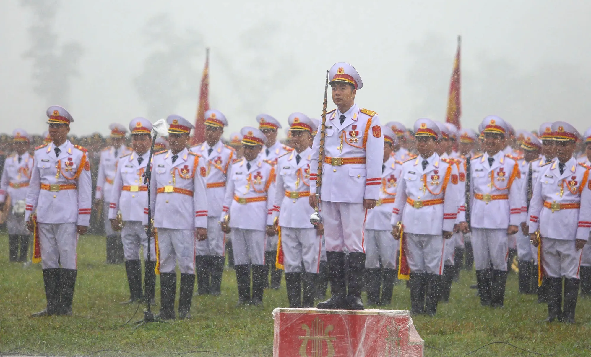 Các khối đội hình tham gia tổng hợp luyện dưới trời mưa. Ảnh: ĐỖ TRUNG Anh BT Phan Van Giang tang qua 11.jpg