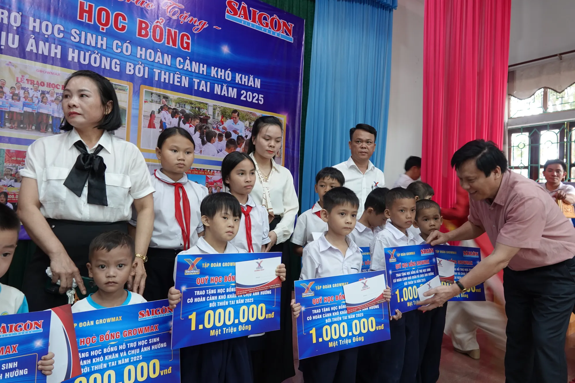 Phó Tổng Biên tập Báo Sài Gòn Giải Phóng Nguyễn Ngọc Anh trao học bổng hỗ trợ học sinh có hoàn cảnh khó khăn và chịu thiệt hại bởi thiên tai tại Hà Tĩnh dsc08167-2343-6039.jpg