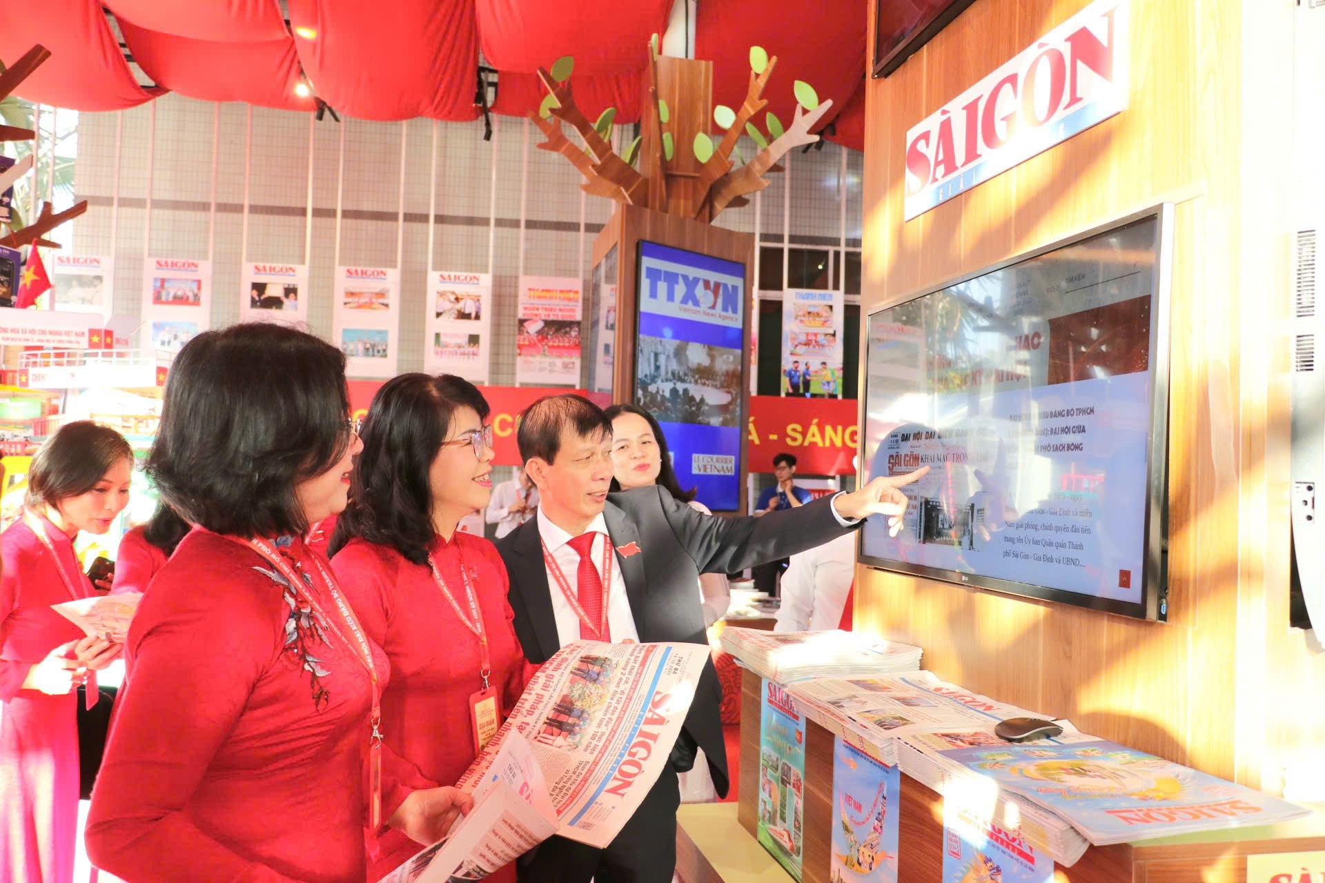 Quyền Tổng Biên tập Báo SGGP Nguyễn Khắc Văn giới thiệu công trình báo chí dữ liệu: “Thành phố Hồ Chí Minh 50 năm: Những dấu ấn tự hào qua trang Báo Sài Gòn Giải Phóng” đến các đại biểu dự đại hội acebf1033102bc5ce513.jpg