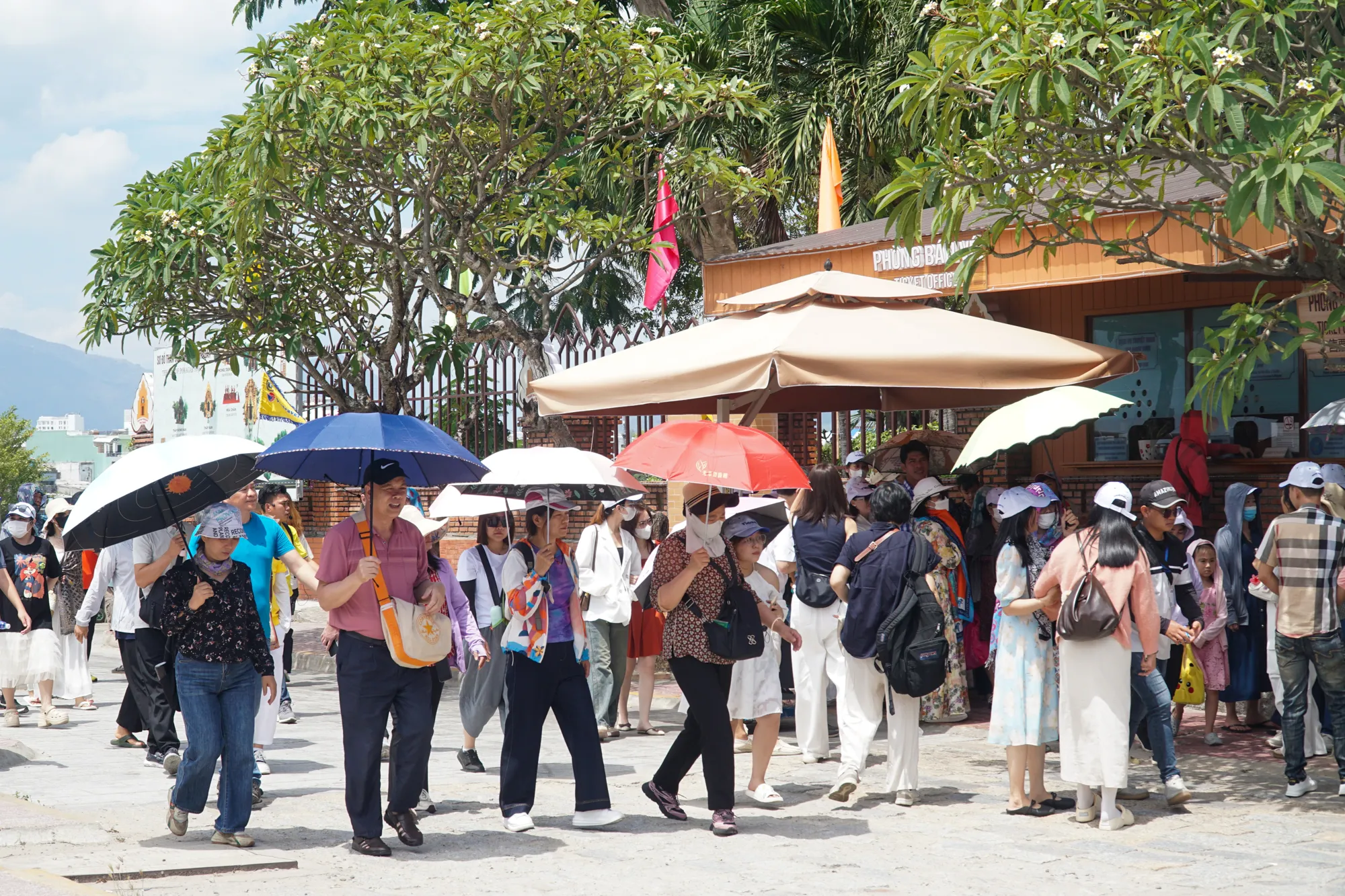 Du khách xếp hàng mua vé tham quan Khu di tích quốc gia đặc biệt Tháp Bà Ponagar. Ảnh: HIẾU GIANG NhaTrang-anh3.jpg