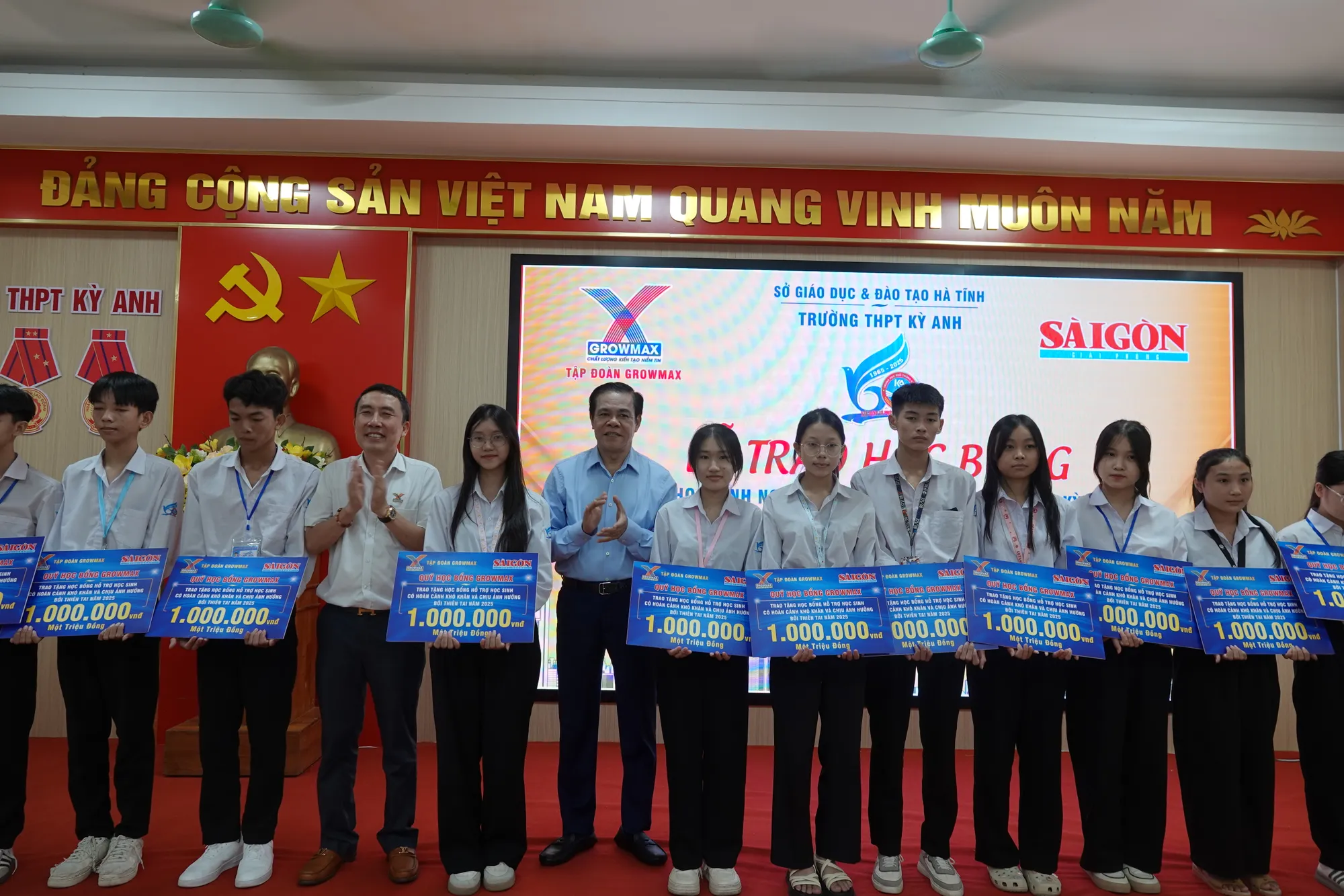 Chủ tịch UBND tỉnh Hà Tĩnh Võ Trọng Hải và Chủ tịch Tập đoàn GrowMax Mai Văn Hoàng trao học bổng hỗ trợ các học sinh Trường THPT Kỳ Anh DSC08262.JPG