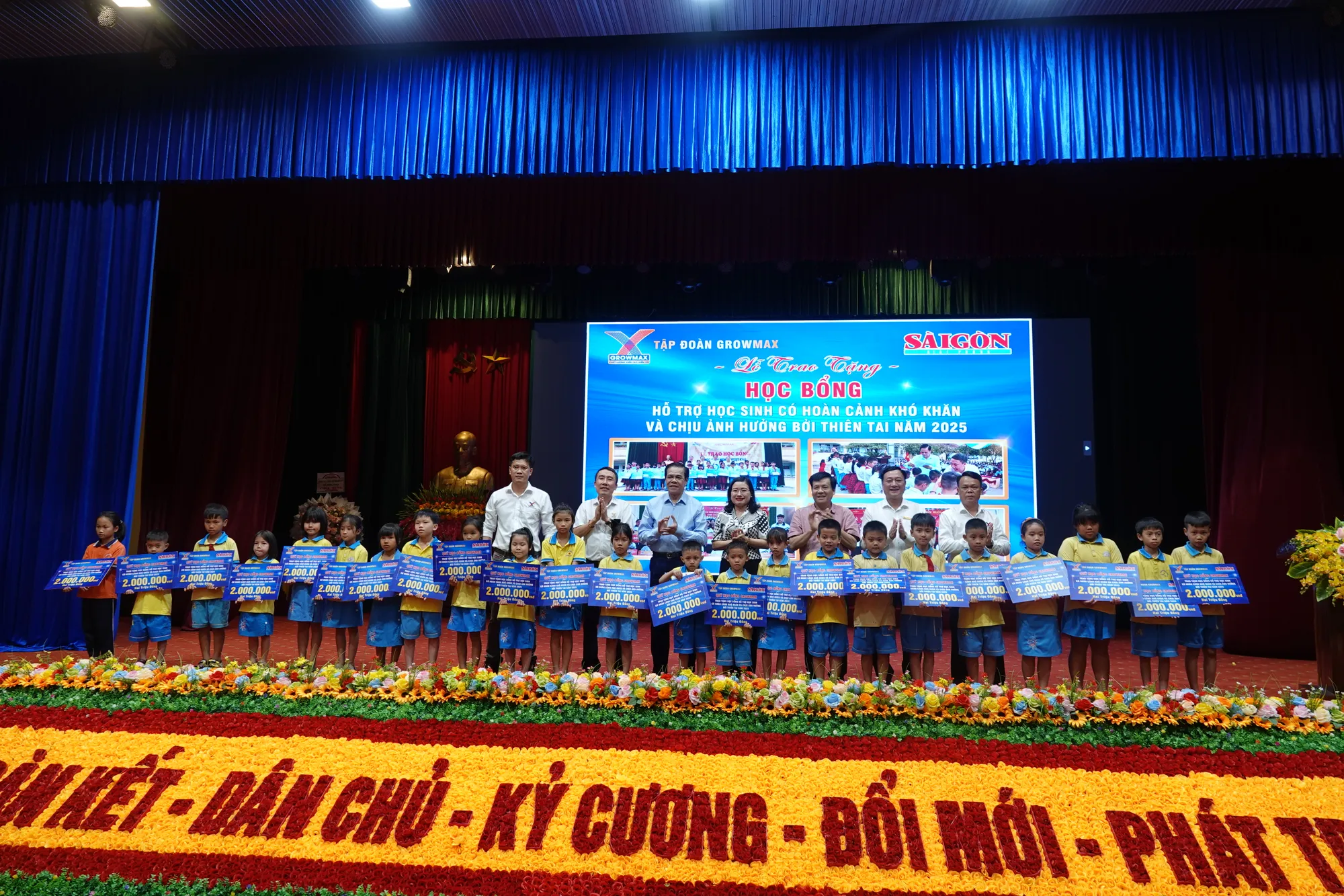 Chủ tịch UBND tỉnh Hà Tĩnh Võ Trọng Hải, Giám đốc Sở GD-ĐT tỉnh Hà Tĩnh Nguyễn Thị Nguyệt, Phó Tổng Biên tập Báo Sài Gòn Giải Phóng Nguyễn Ngọc Anh, Chủ tịch Tập đoàn GrowMax Mai Văn Hoàng cùng các đại biểu trao học bổng hỗ trợ học sinh ở xã Đức Thọ DSC08353.JPG