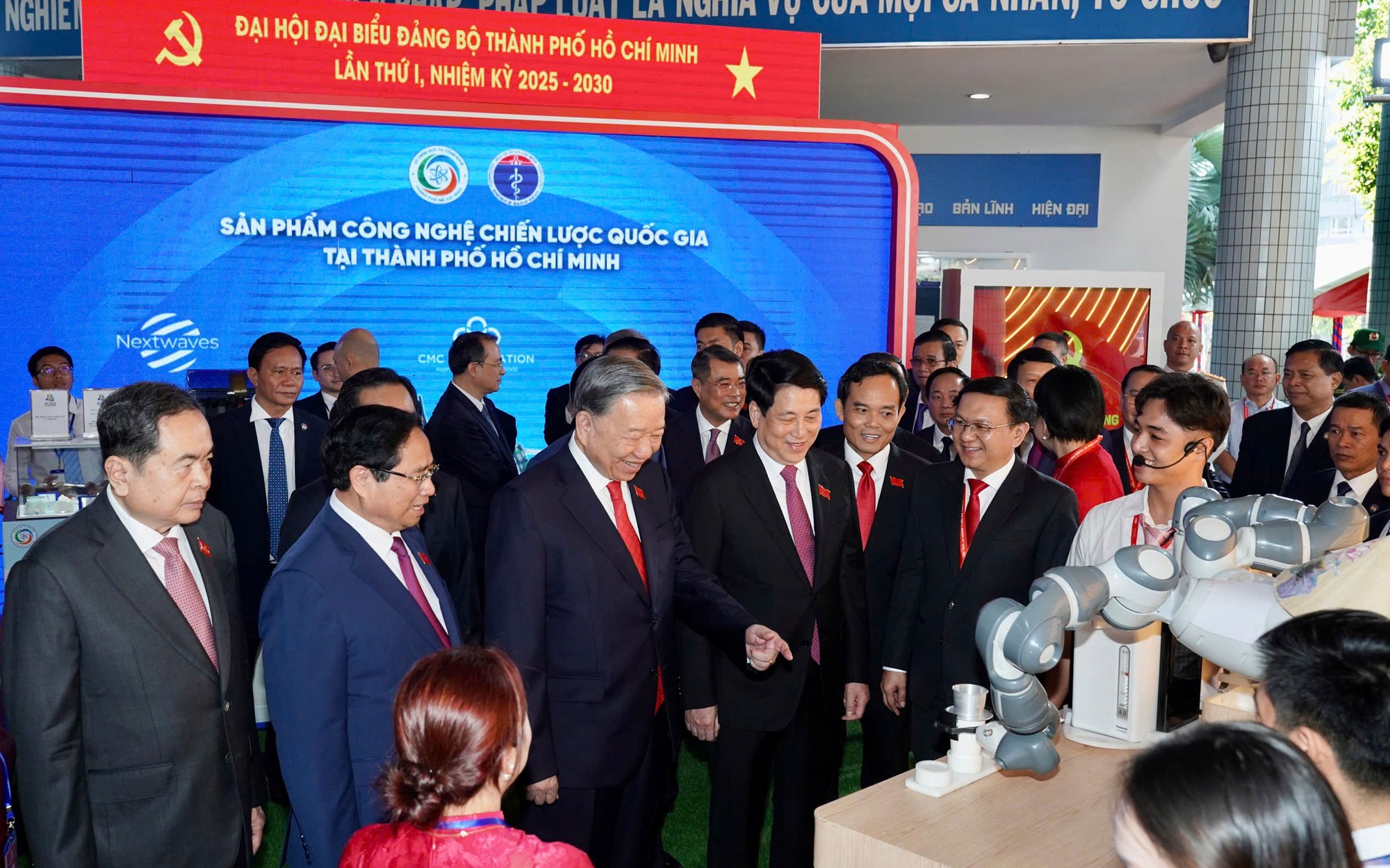 Tổng Bí thư Tô Lâm tham quan triển lãm tại Đại hội đại biểu Đảng bộ TPHCM lần thứ I 2 16.jpg