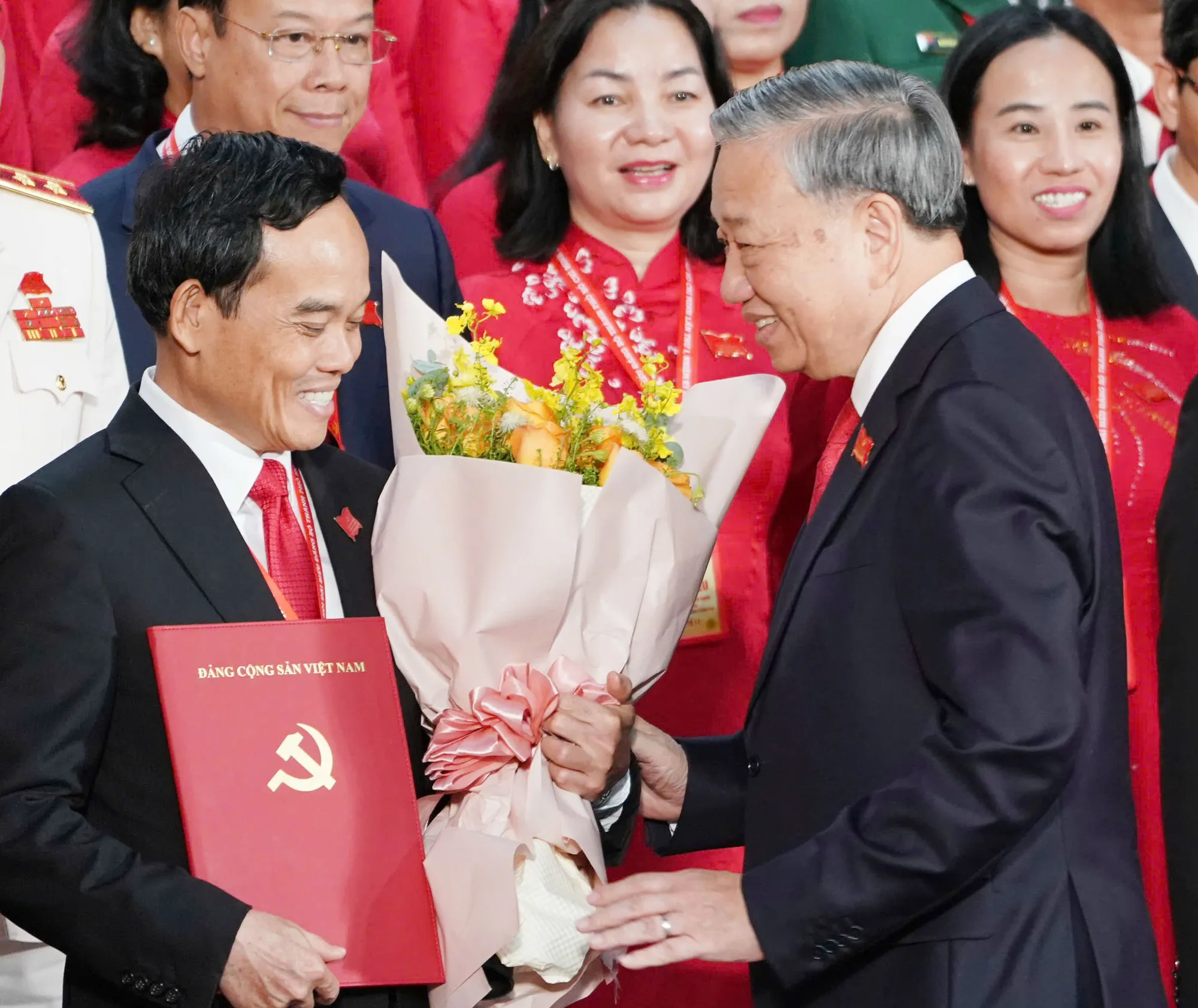 Tổng Bí thư Tô Lâm tặng hoa chúc mừng Bí thư Thành ủy TPHCM Trần Lưu Quang TBT-tang-hoa.jpg