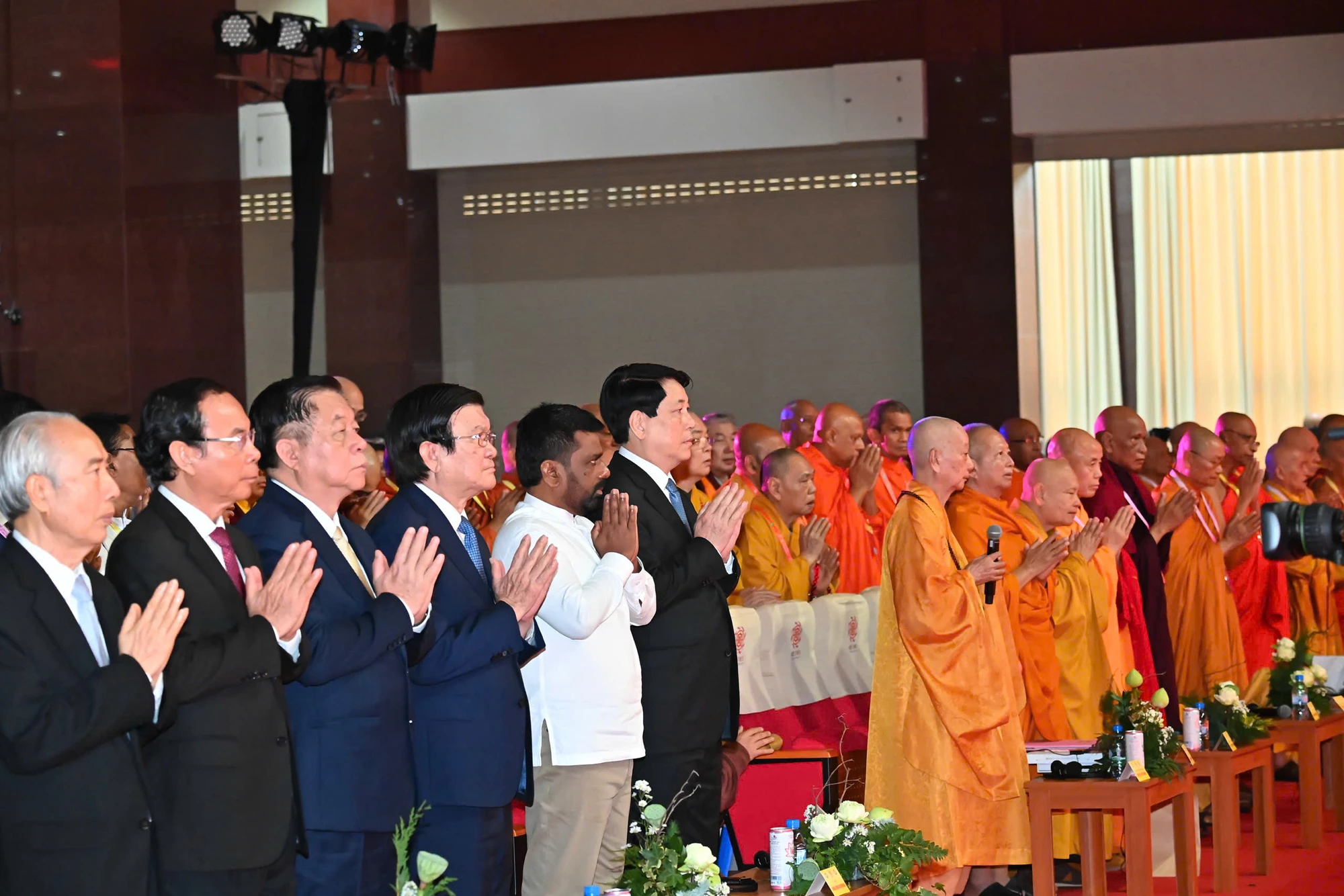 Chủ tịch nước Lương Cường cùng các đồng chí lãnh đạo, nguyên lãnh đạo Đảng và Nhà nước dự đại lễ. Ảnh: VIỆT DŨNG 029fb8c3fa23487d1132.jpg