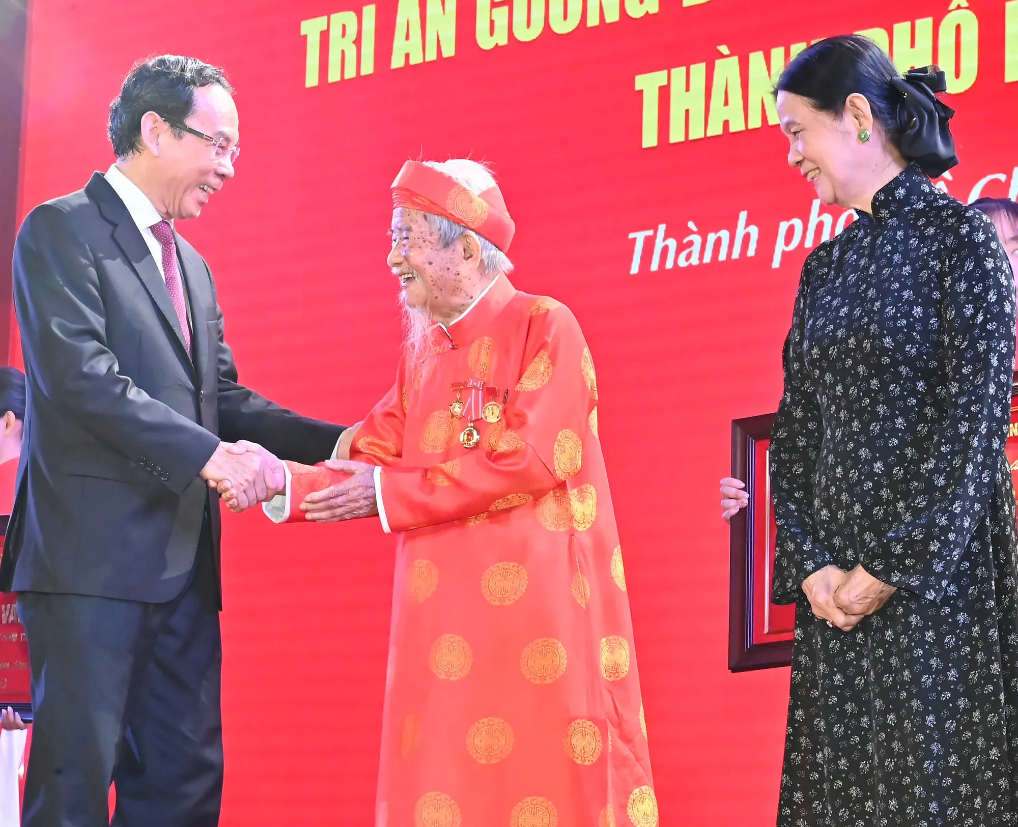 Bí thư Thành ủy TPHCM Nguyễn Văn Nên thăm hỏi nhà nghiên cứu Nguyễn Đình Tư. Ảnh: VIỆT DŨNG 0e6c85bf9f962ac87387.jpg