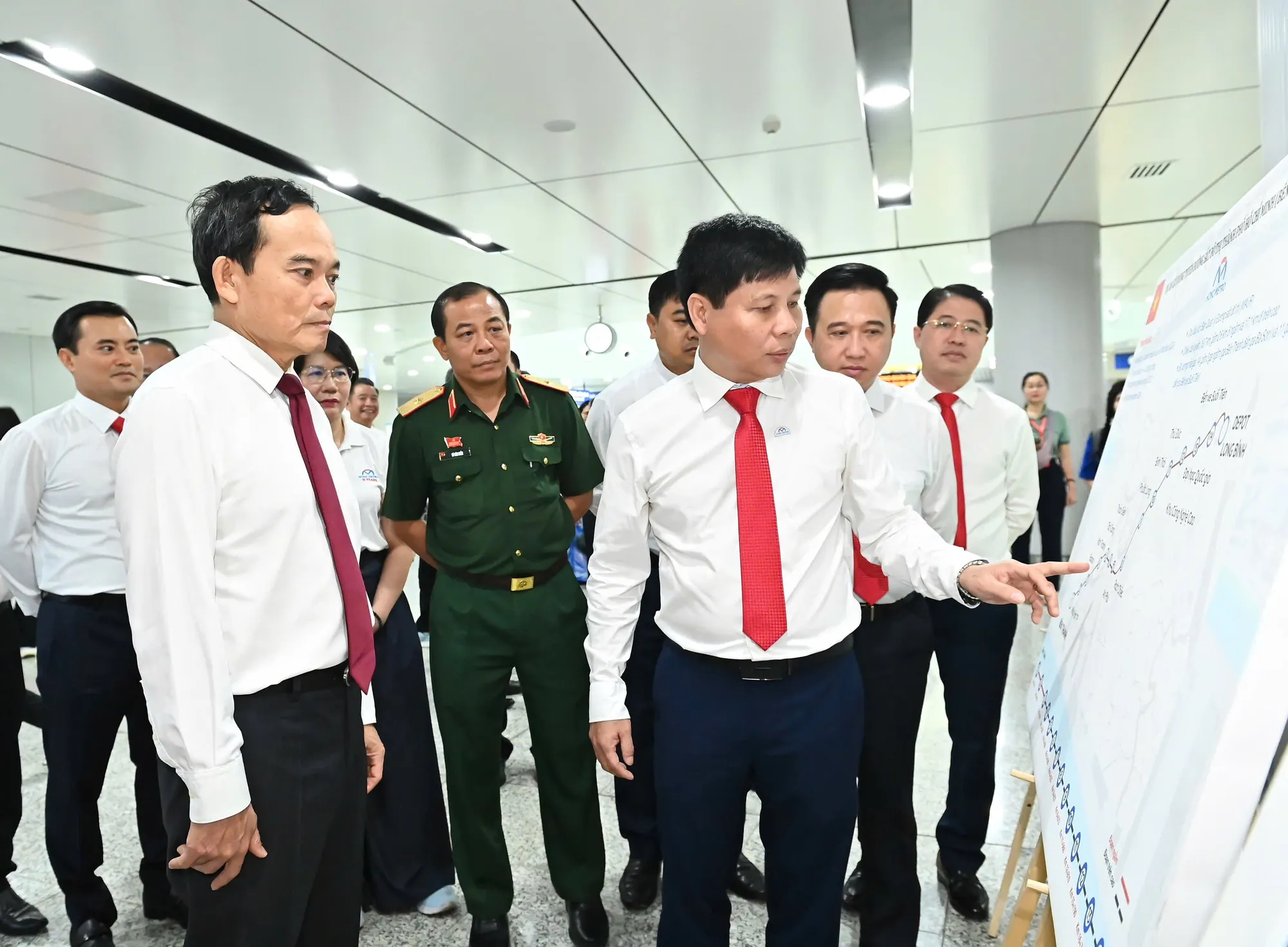 Bí thư Thành ủy TPHCM Trần Lưu Quang cùng đoàn đại biểu tham quan tuyến Metro số 1. Ảnh: VIỆT DŨNG IMG_6920.jpeg