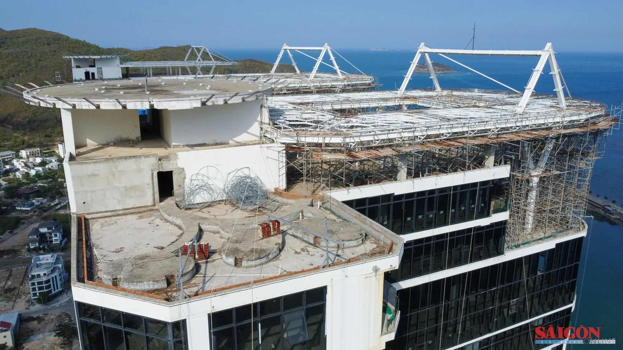 Hiện trạng ngổn ngang trên tầng thượng một tòa tháp. Ảnh: HIẾU GIANG anh5.jpg