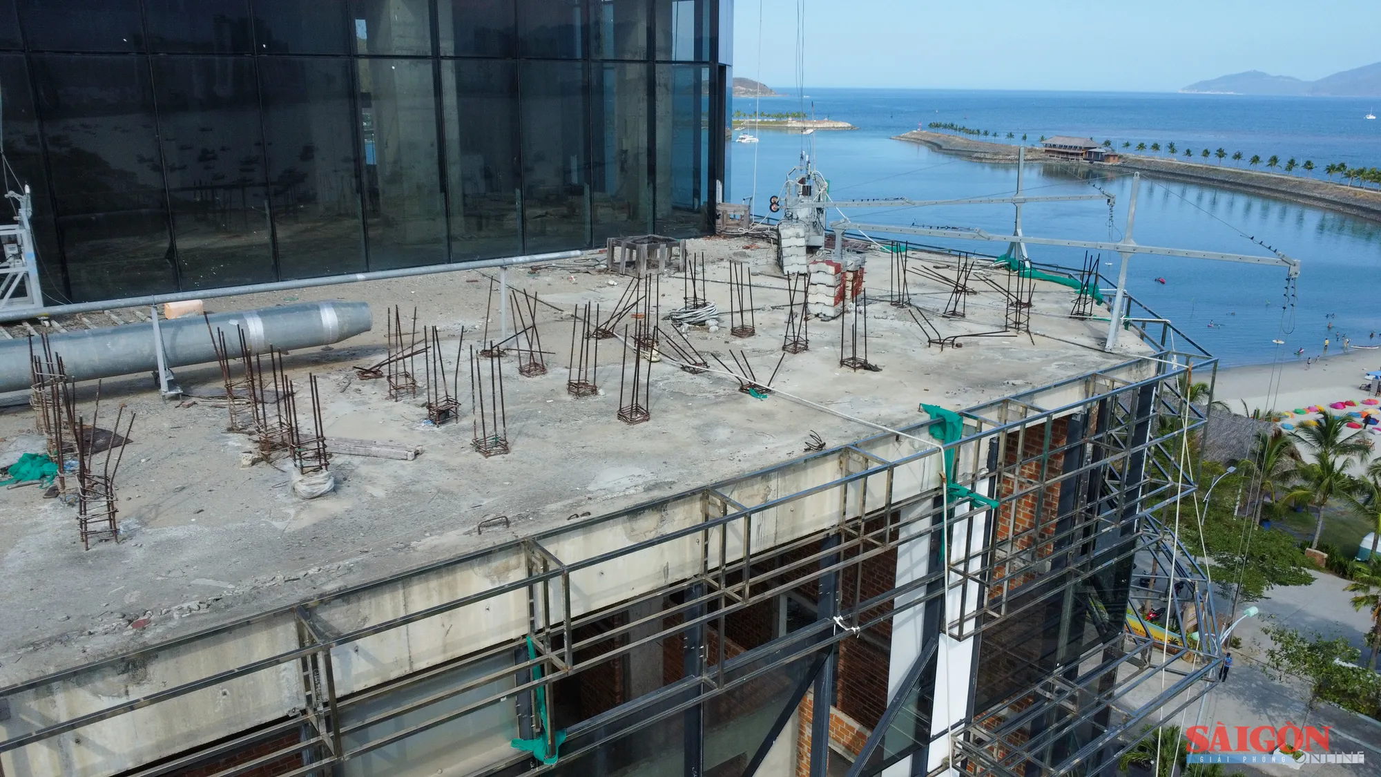 Cốt thép bê tông phơi nắng, sắt thép hoen gỉ. Ảnh: HIẾU GIANG anh6.jpg