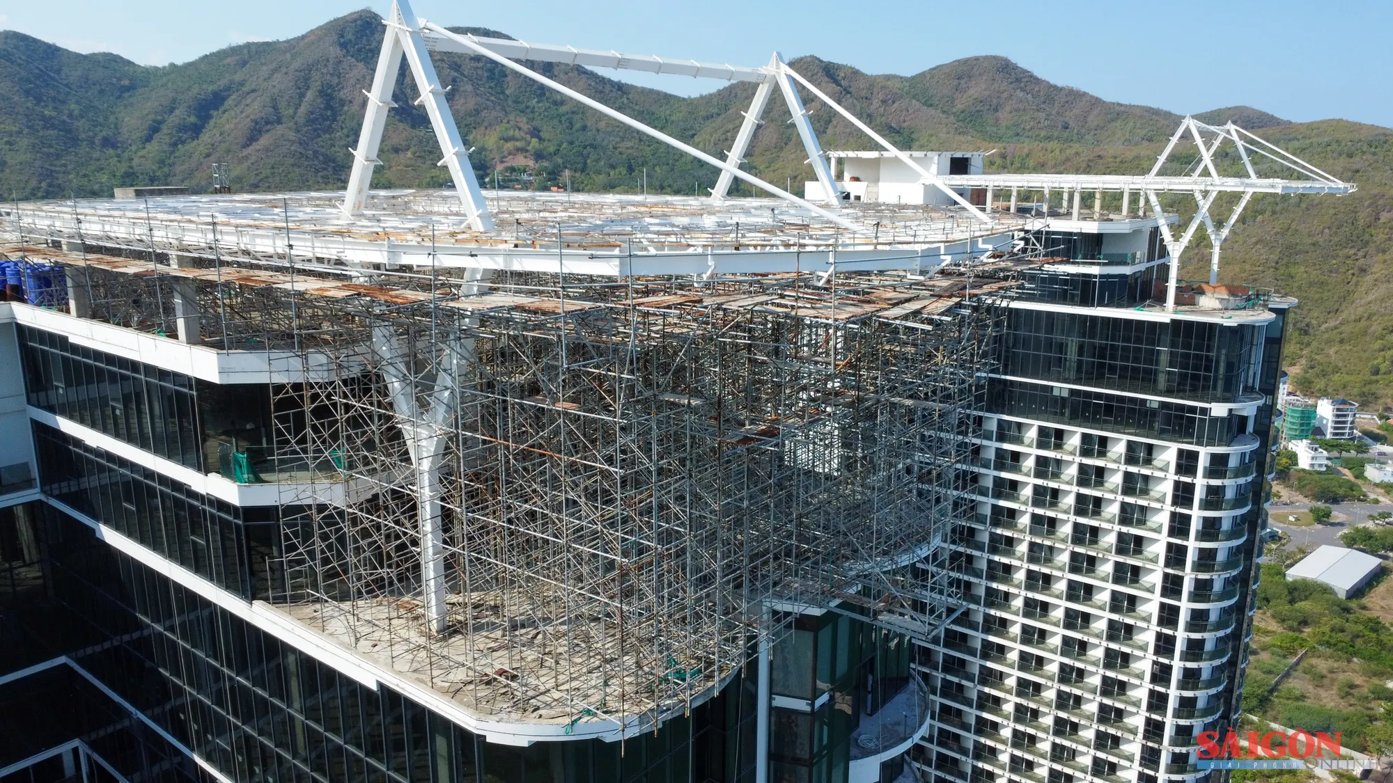 Khu A và Khu B của dự án xây xong phần thô rồi dừng thi công từ cuối năm 2021 đến nay. Ảnh: HIẾU GIANG anh7.jpg