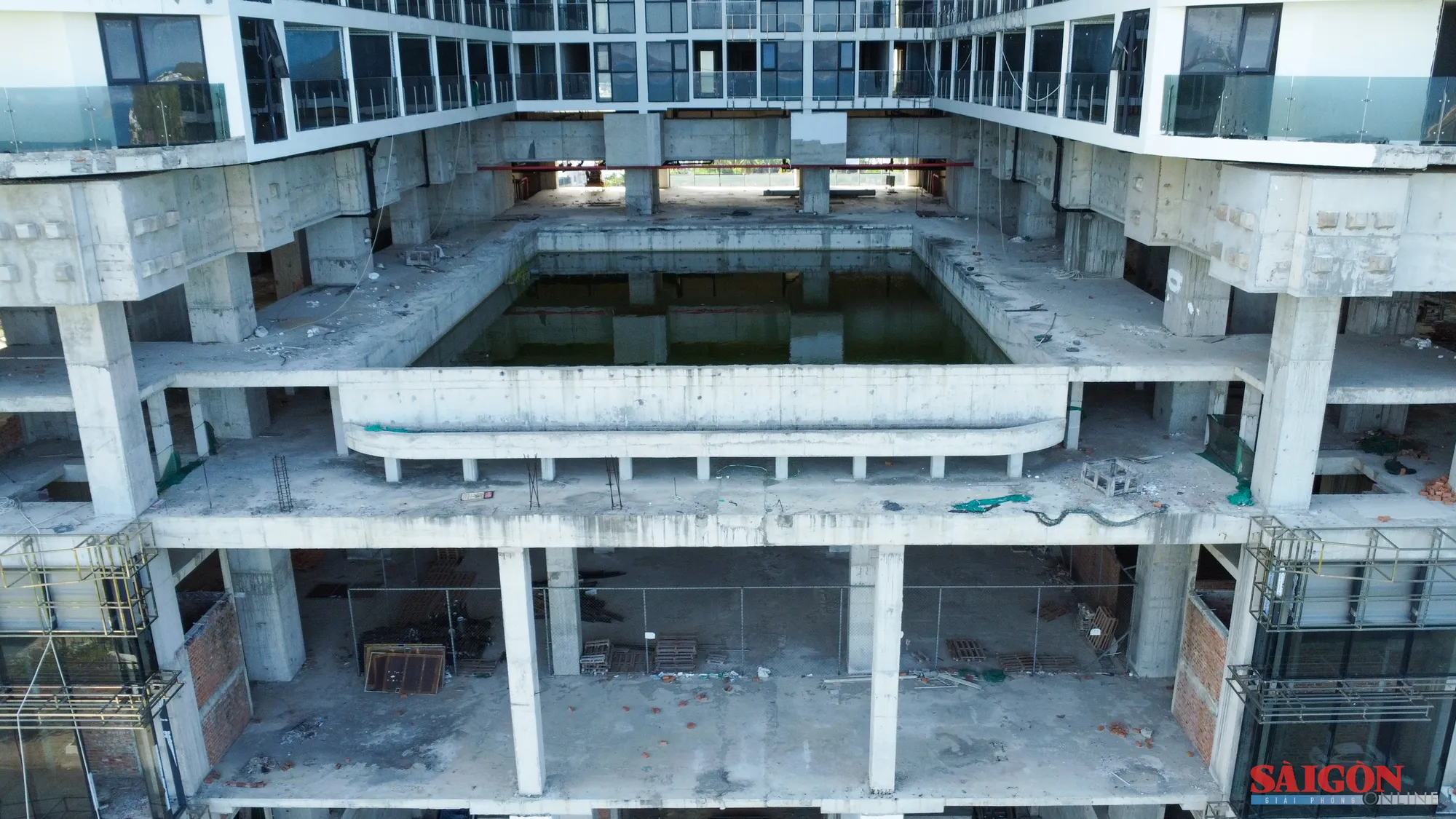 Bên trong dự án trở thành "ao nuôi muỗi" vì không có chỗ thoát nước. Ảnh: HIẾU GIANG anh8.jpg