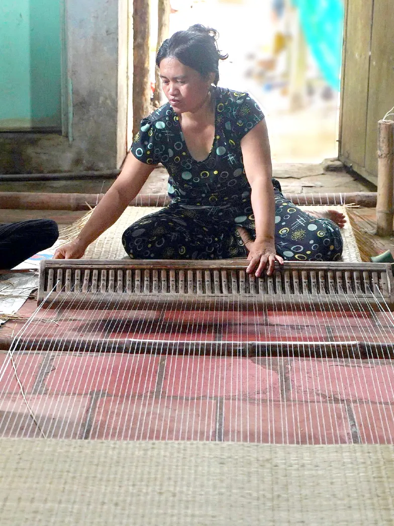 Nghệ nhân trẻ tuổi Trần Thị Thế cho biết, nghề dệt chiếu Cà Hom đã gắn bó với chị từ khi còn tuổi thơ. Ảnh: TÍN HUY nghe lam chieu-10.jpg