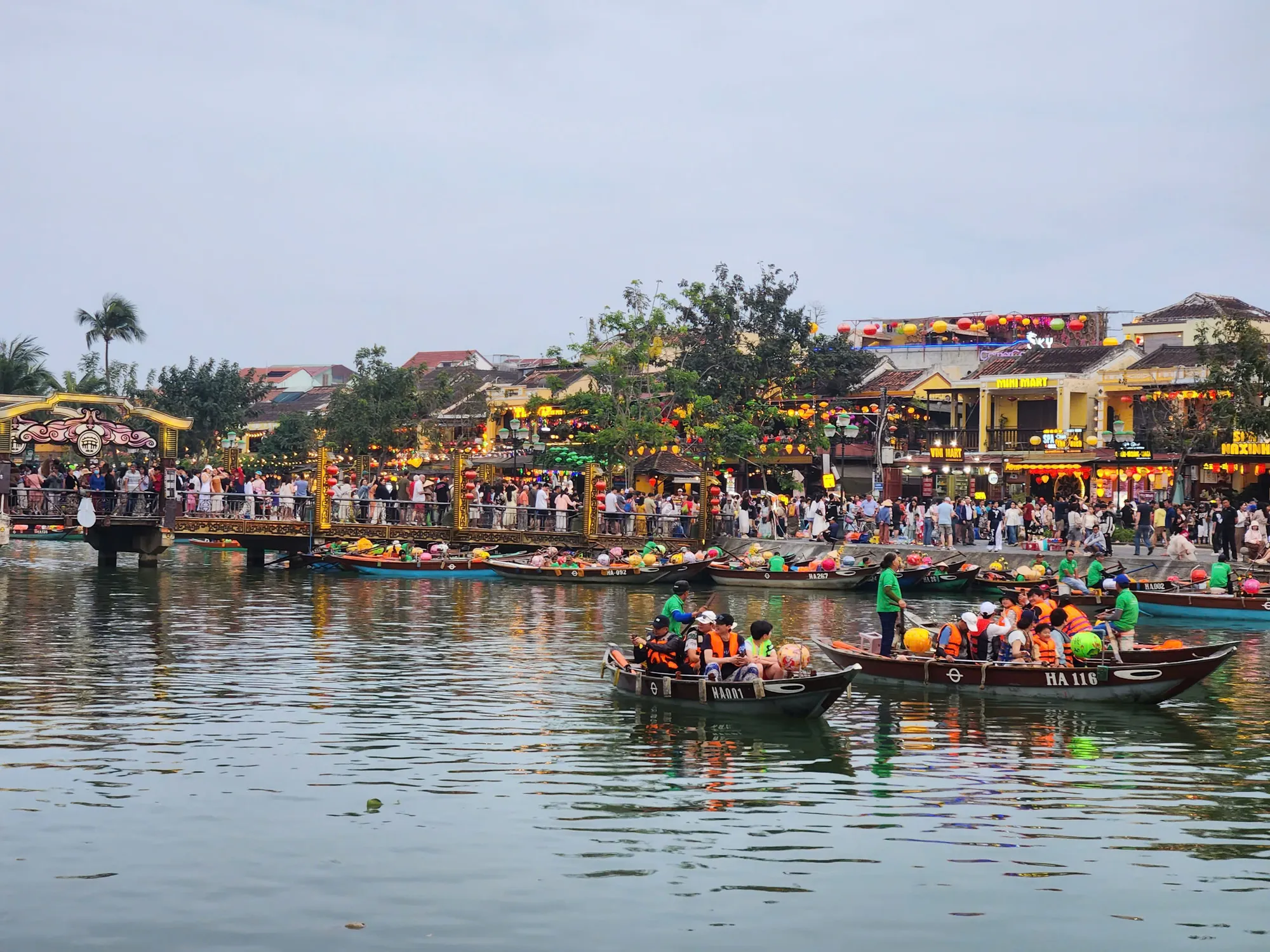 Một trong những hoạt động được nhiều du khách yêu thích là đi ghe dọc sông Hoài. Ảnh: NGUYỄN CƯỜNG z6558525059027_0a71c7a51b911bfc82895871ec6311f9.jpg