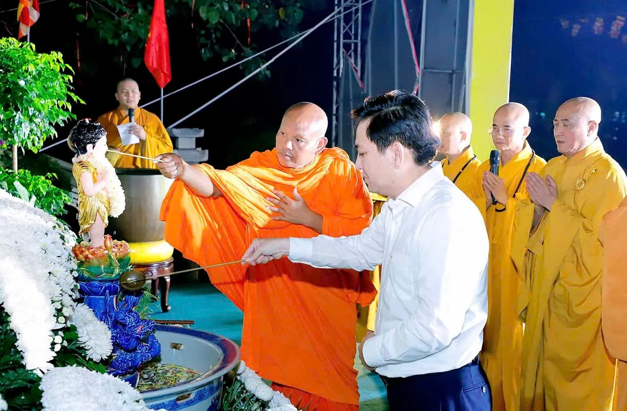 Chư tôn đức cùng đại diện các ban, ngành TPHCM, lãnh đạo một số phường thực hiện khóa lễ Tắm Phật (4).jpg