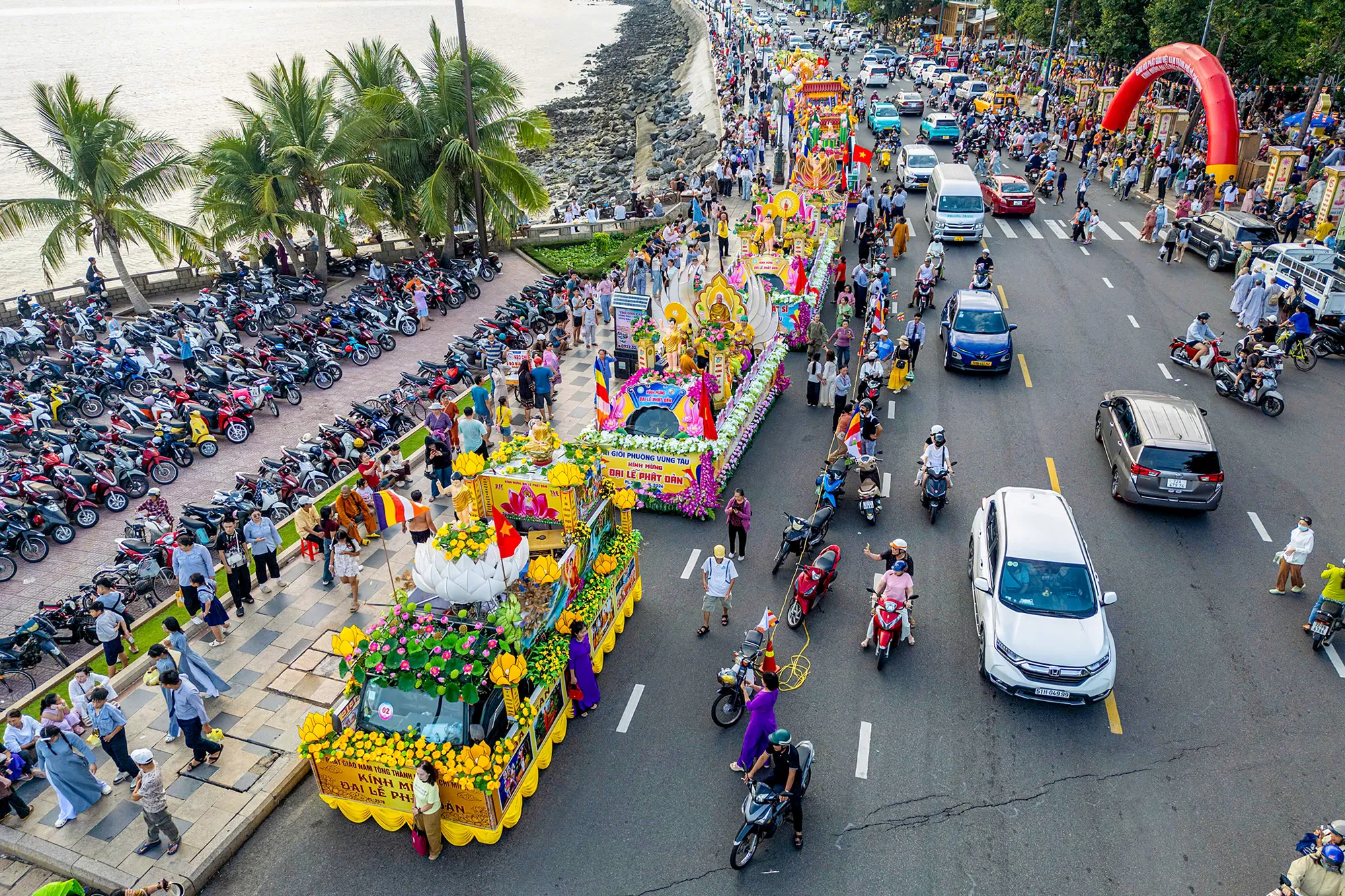 Hàng nghìn người diễu hành xe hoa mừng Phật đản ở Vũng Tàu - 3.jpg