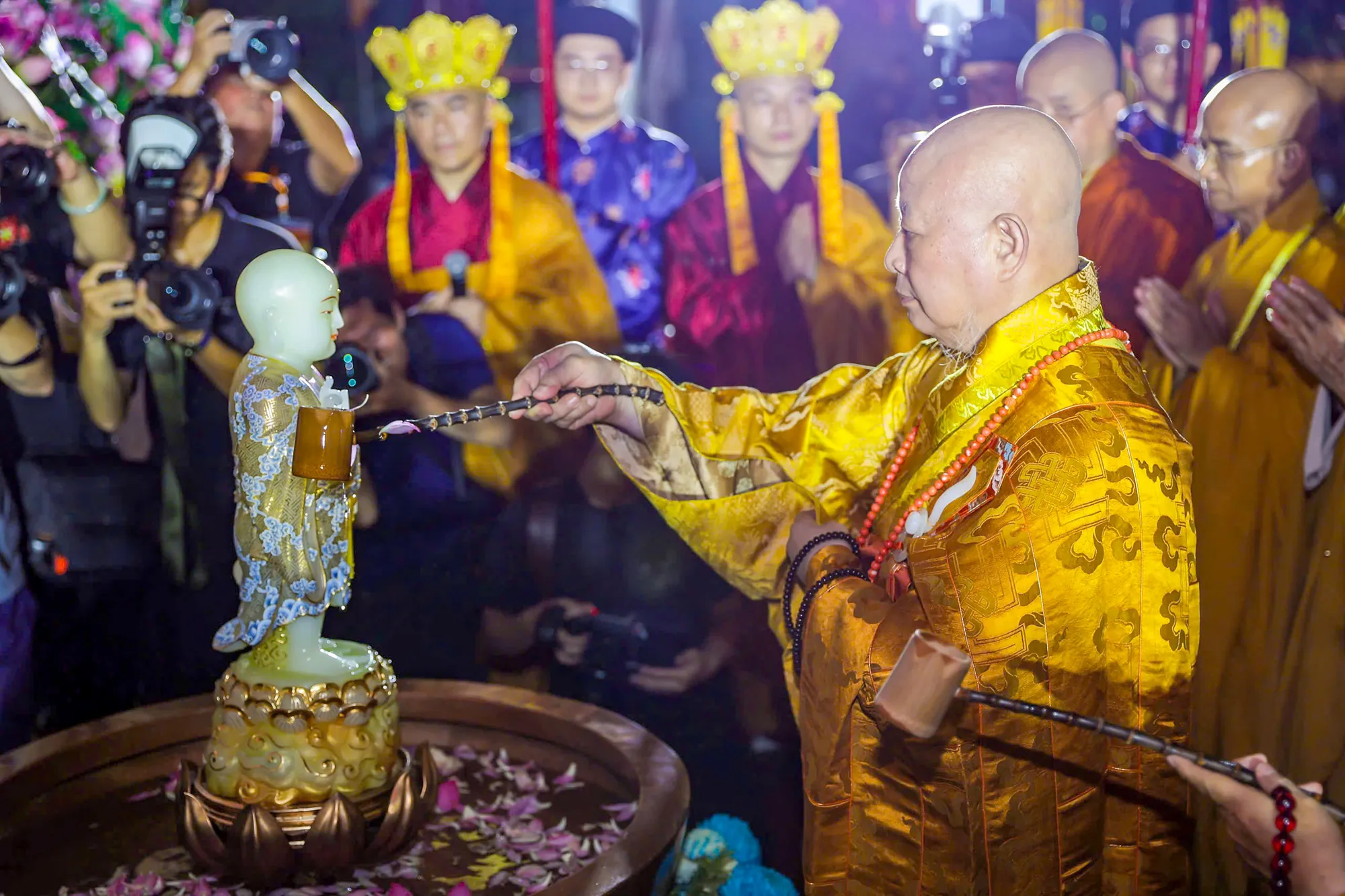 Hòa thượng Thích Lệ Trang, Trưởng ban Trị sự GHPGVN TPHCM, Trưởng ban Tổ chức Đại lễ Phật đản (Phật lịch 2570) chủ trì khóa Lễ Tắm Phật tại Việt Nam Quốc Tự.jpg