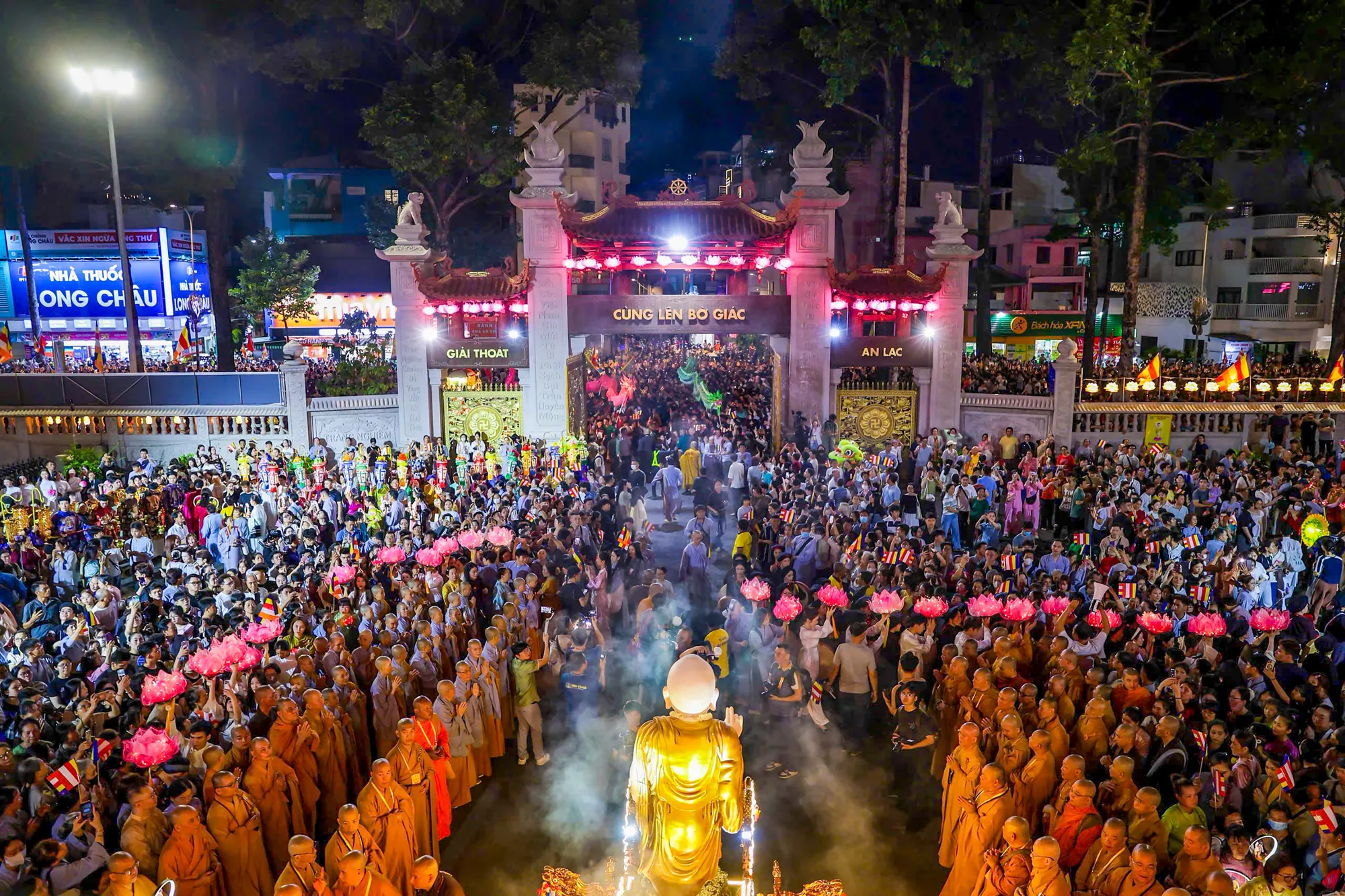 Lễ rước tượng Đức Phật sơ sinh trên chặng đường 4 km từ chùa Ấn Quang đến Việt Nam Quốc Tự mừng lễ Phật đản vào tối 24-5.jpg