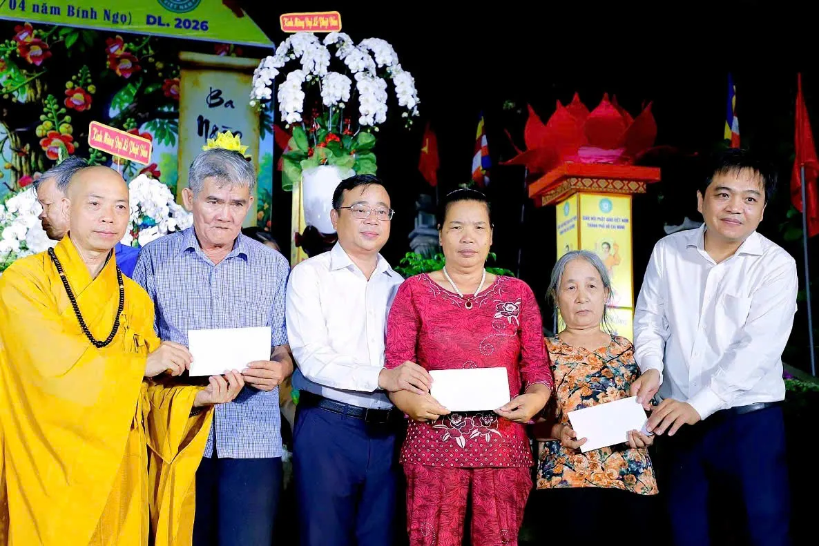 Tặng 509 phần quà cho các gia đình có hoàn cảnh khó khăn trên địa bàn Bình Dương nhân mùa Phật đản Phật lịch 2570.jpg