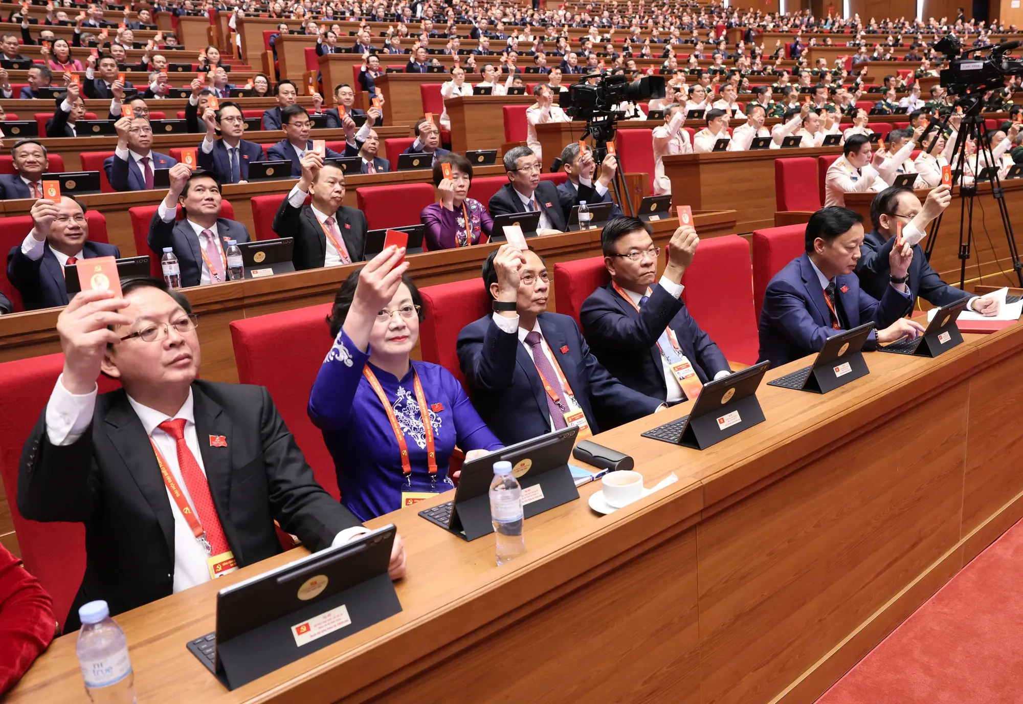 Các đại biểu biểu quyết tại phiên trù bị, sáng 19-1. Ảnh: QUANG PHÚC 1.jpg