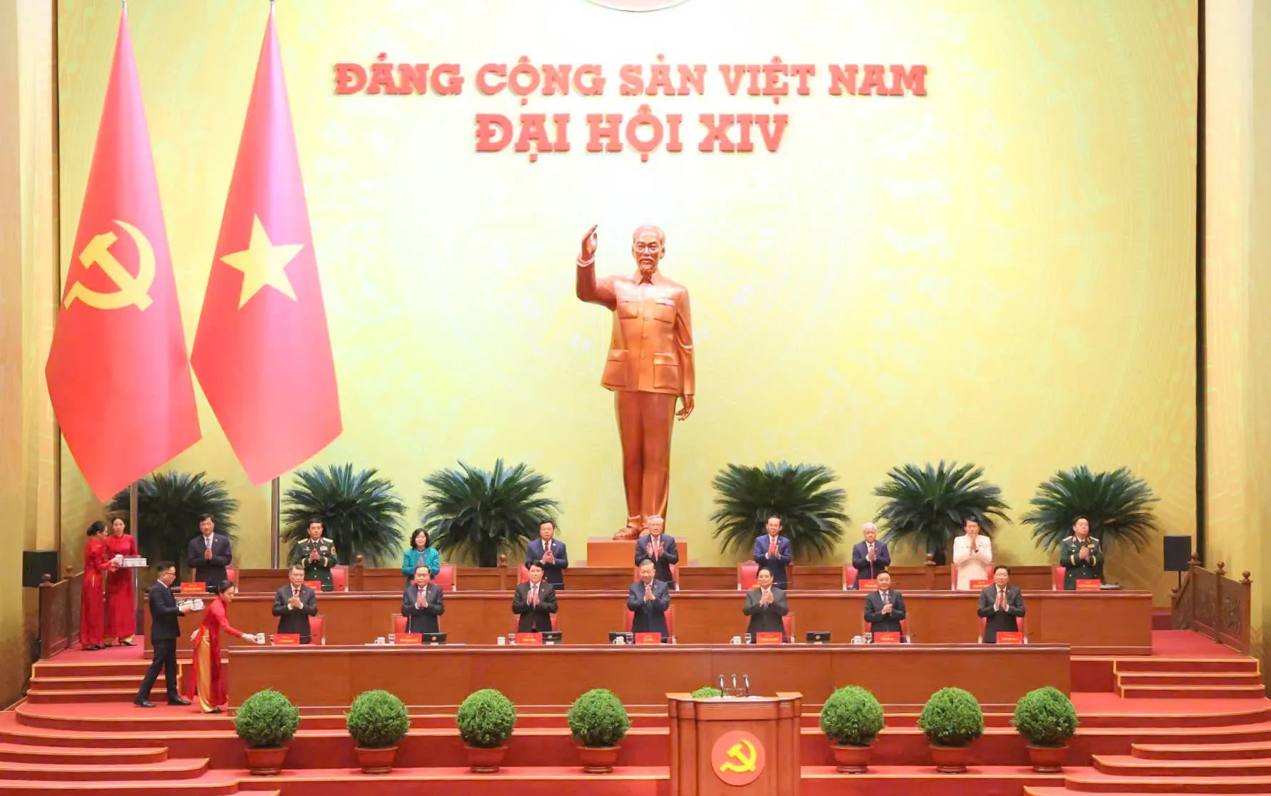 Đoàn Chủ tịch gồm 16 đồng chí Ủy viên Bộ Chính trị ra mắt Đại hội, sáng 19-1. Ảnh: VIẾT CHUNG z7445412884244_7e6580b1b3af97ffcd5f6a0487a4c626.jpg