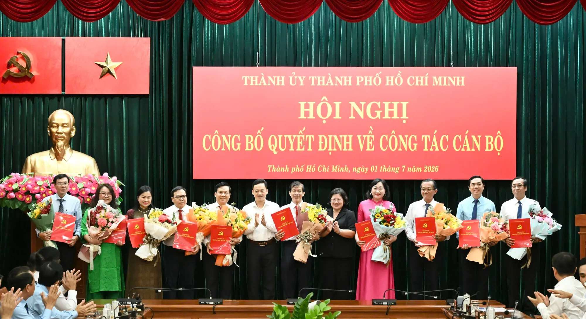 Phó Bí thư Thành ủy TPHCM Văn Thị Bạch Tuyết và Vụ trưởng Vụ địa phương 3, Ban Tuyên giáo và Dân vận Trung ương Nguyễn Huy Ngọc trao quyết định đến Ban Biên tập Báo SGGP. Ảnh: VIỆT DŨNG z7995684991213_13f07152750dfb37d4ef79925ee6f90c.jpg