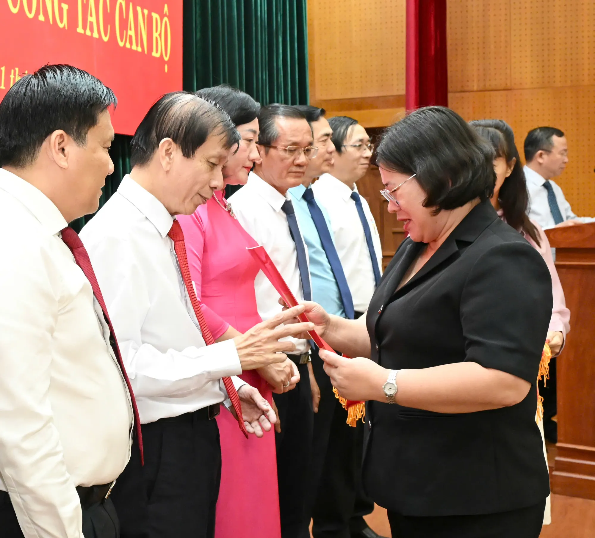 Đồng chí Văn Thị Bạch Tuyết, Phó Bí thư Thành ủy TPHCM trao quyết định bổ nhiệm đến Ban Biên tập Báo Sài Gòn Giải Phóng. Ảnh: VIỆT DŨNG z7995684991215_c4b99526d7fded807f0c3f5325290692.jpg